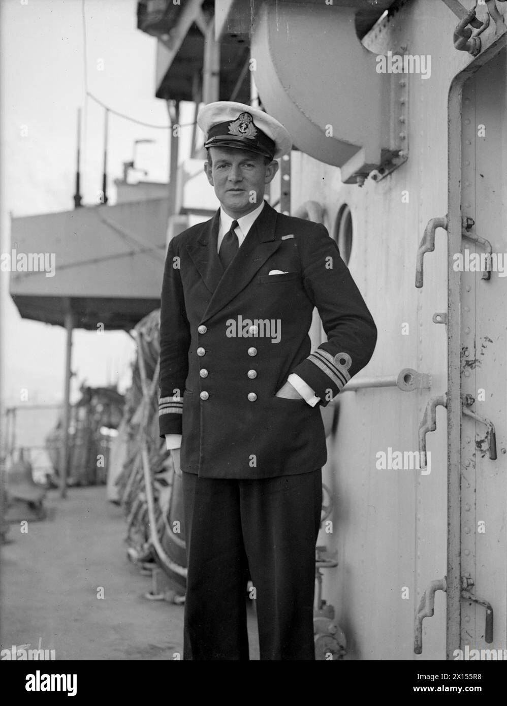 SKIPPER DES HMS-TUMULT. 25. MÄRZ 1944, NEAPEL. - Lieut Cdr N Lanyon, RN, Kommandant des Zerstörers der Troubridge-Klasse HMS TUMULT Stockfoto