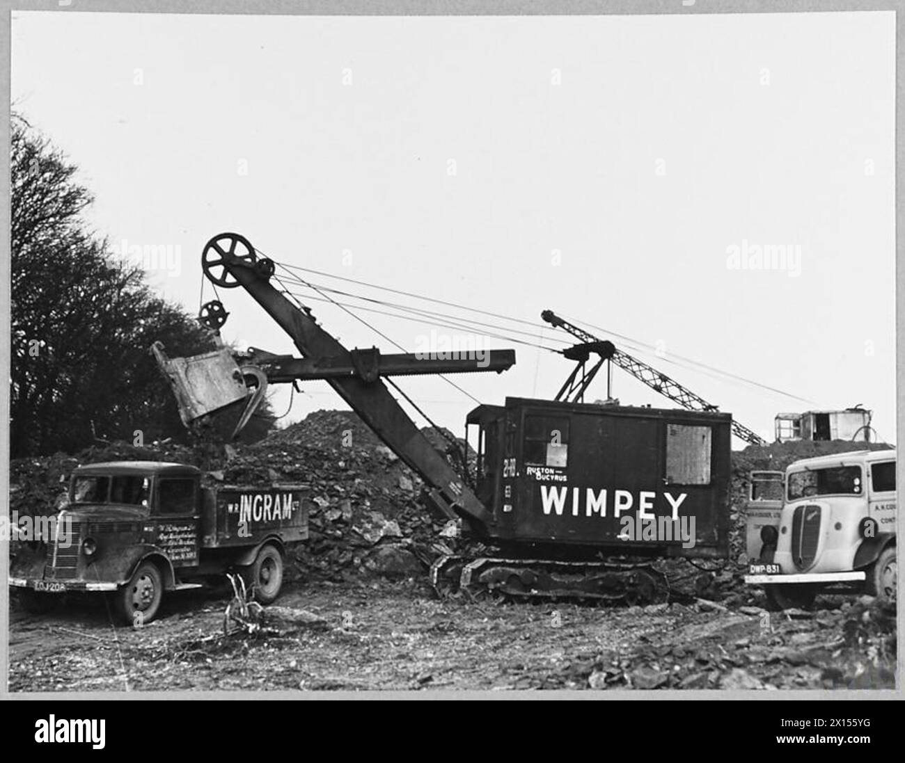 1943 wurde die Ausrüstung von Ruston Bucyrus, einschließlich Modell 21 mit Schaufel und Modell 16, für den Bau von Flugplätzen und Erdbewegungsarbeiten der RAF eingesetzt. Stockfoto