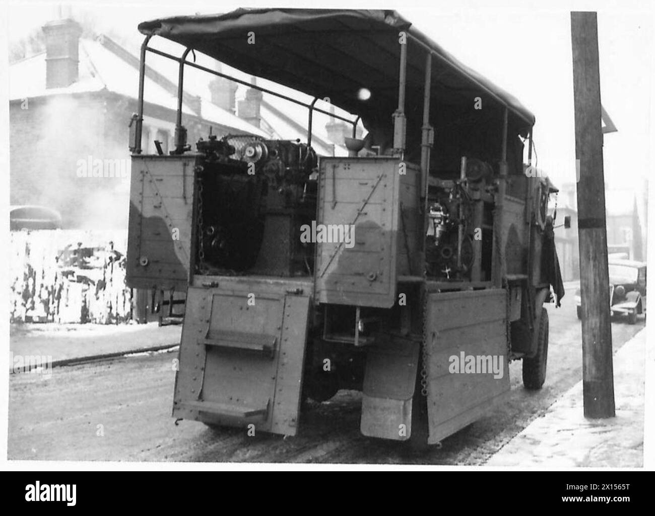 Der Maschinenwagen vom Typ British Army E. und M. W/7 1/2 K.W. wird in Catford überprüft und zeigt seine Einrichtung und die mechanischen Komponenten. Stockfoto