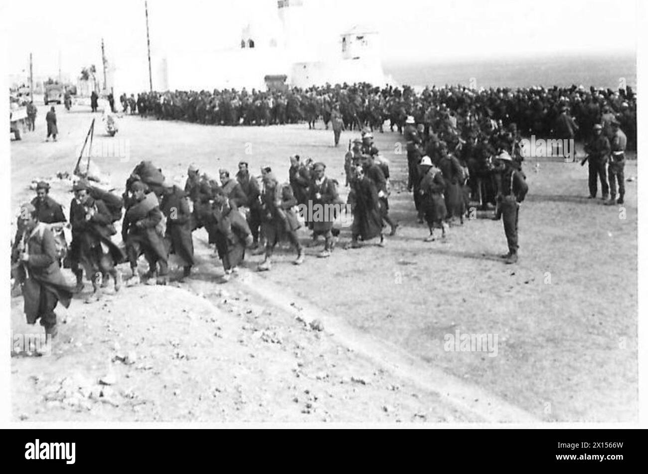 Deutsche und italienische Gefangene werden nach der Kapitulation durch Bardia in ein Gefangenenlager gebracht, das von der britischen Armee dokumentiert wurde. Stockfoto