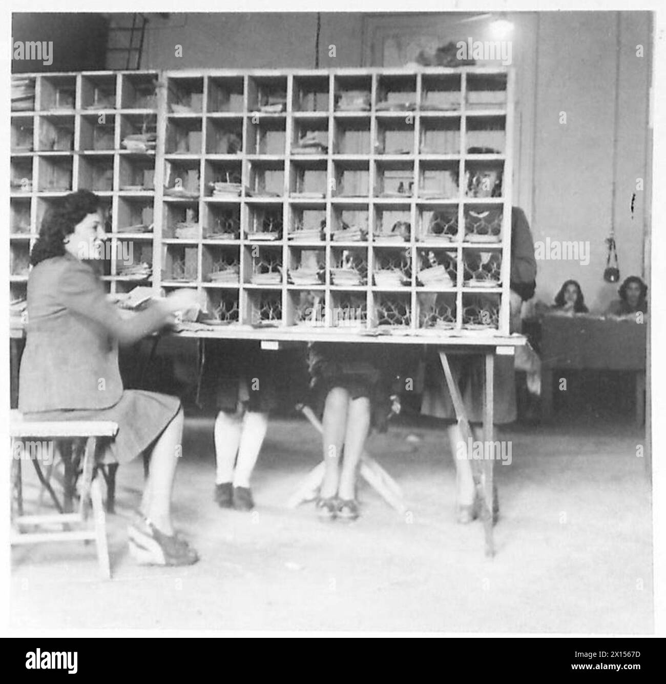 Italienische Mädchen sortieren britische Post in einem Postamt in Neapel, das früher von den deutschen Truppen für tunesische und libysche Post genutzt wurde. Stockfoto