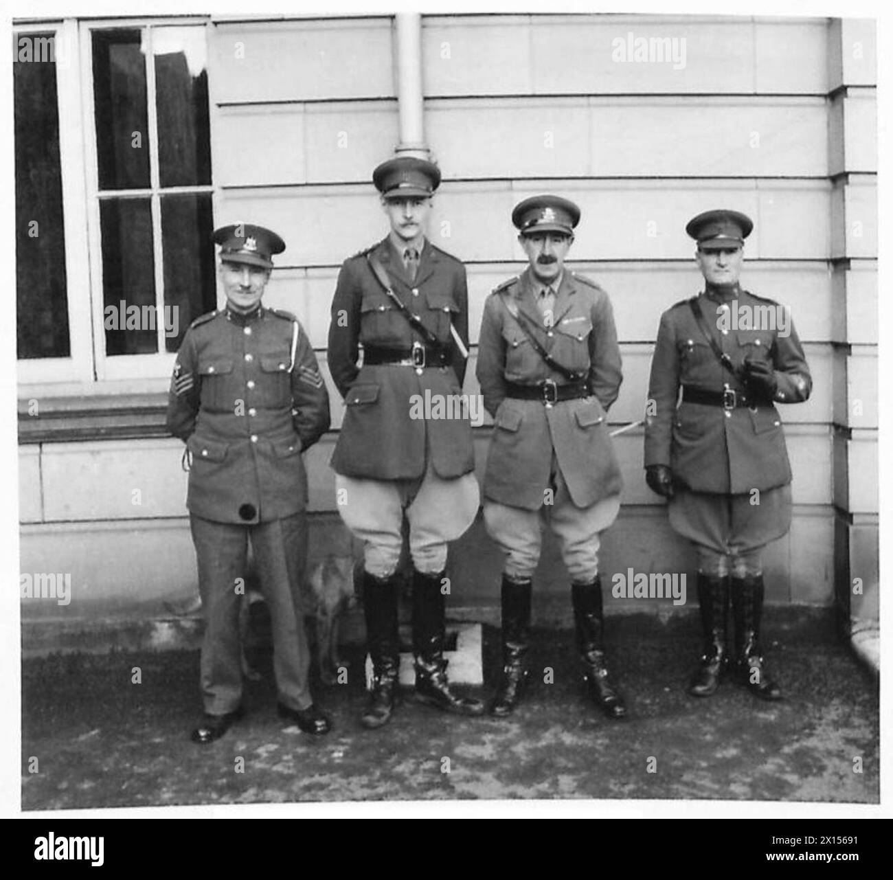 SCHOTTISCHE KAVALLERIE-AUSBILDUNGSSCHULE - einige der Mitarbeiter der Schule. Von links nach rechts: Sergeant L.E. Tullet, Captain C. York (Adjt), Colonel V.N. Lockett (C.O.) und R.S.M. W.J. Riley British Army Stockfoto