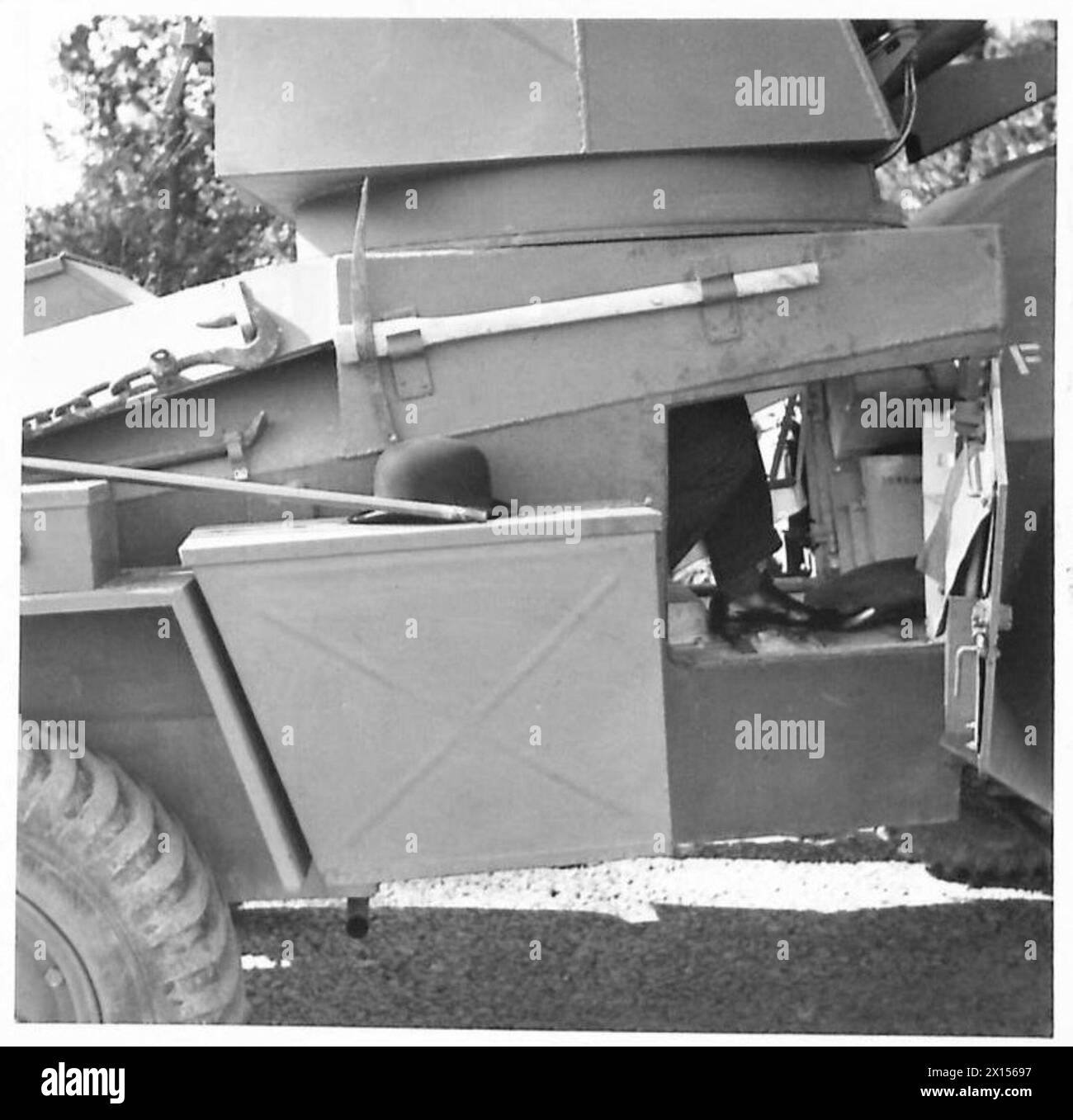 Der Secretary of State for war beobachtet eine Demonstration eines Guy Tank, der mit Personal während der Übungen mit Panzerfahrzeugen der britischen Armee interagiert. Stockfoto