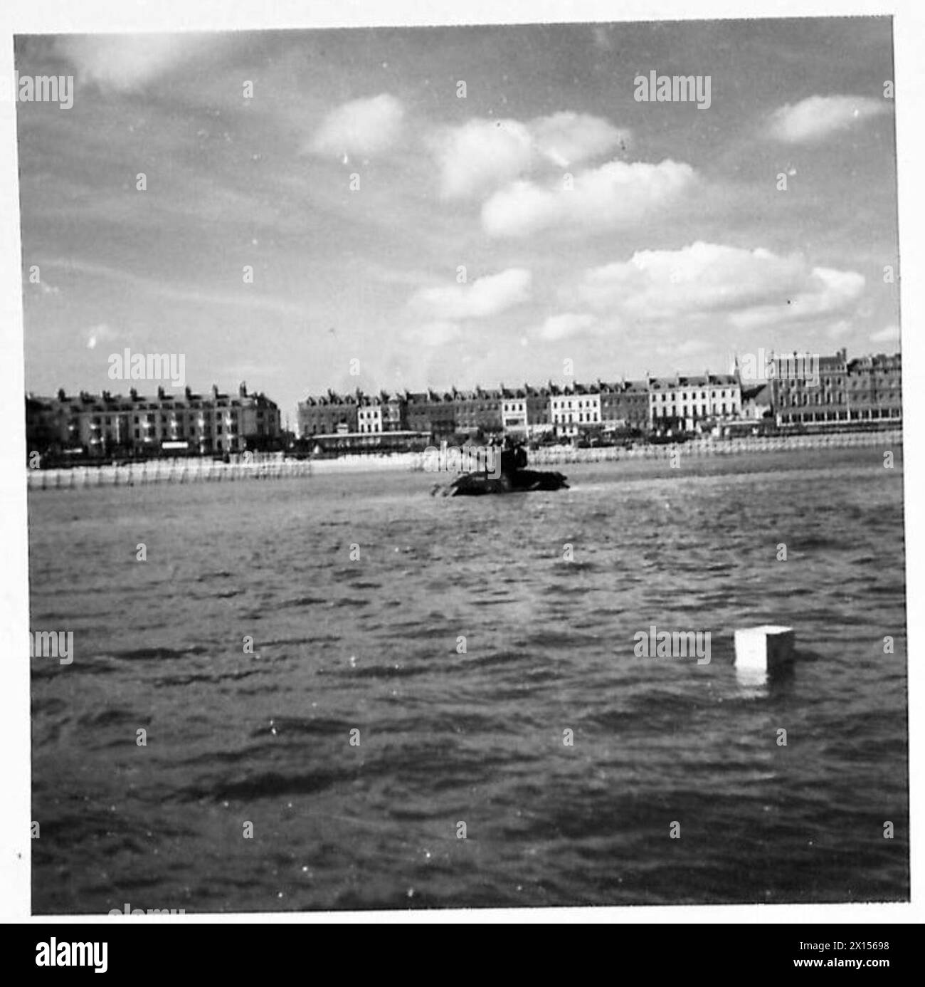 Gepanzerte Autos A.E.C. verlassen einen Landing Craft Tank (L.C.T.) in flaches Wasser und bleiben zwei Minuten, bevor sie während eines speziellen militärischen Einsatzes an Land gehen. Stockfoto