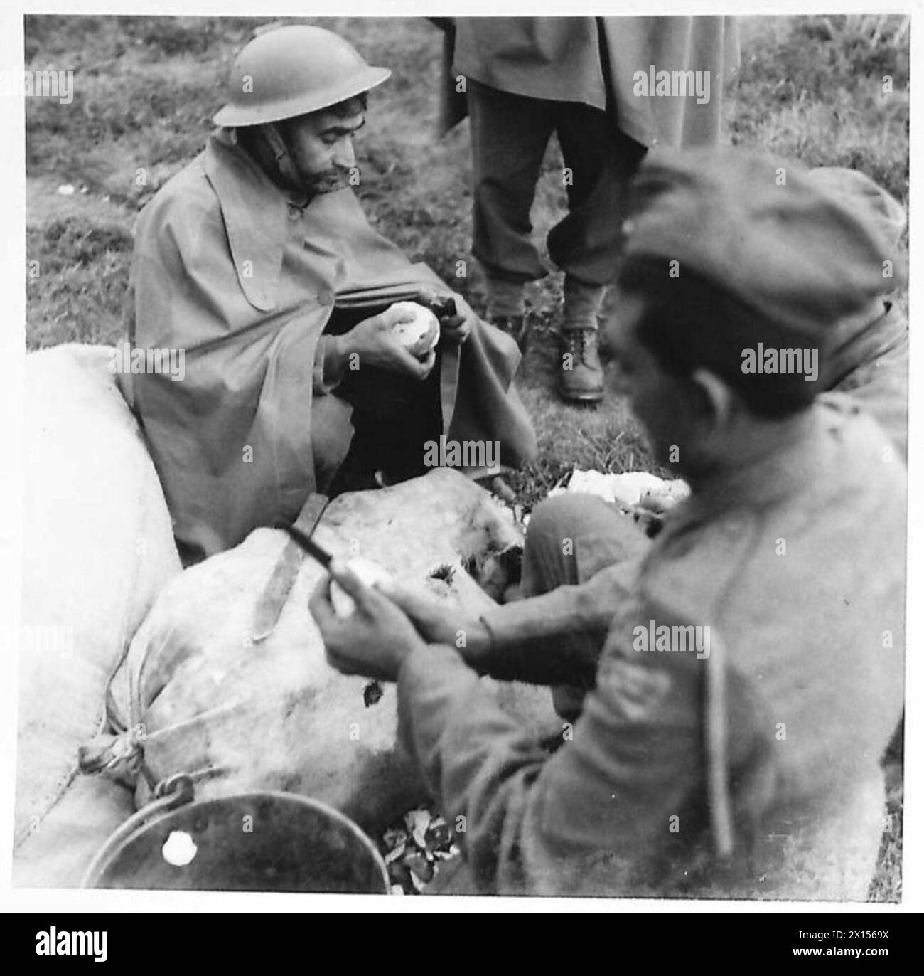 Indische Ordensleute des Royal Indian Army Service Corps schälen Kartoffeln im Rahmen von Lageraufgaben der British Army. Stockfoto