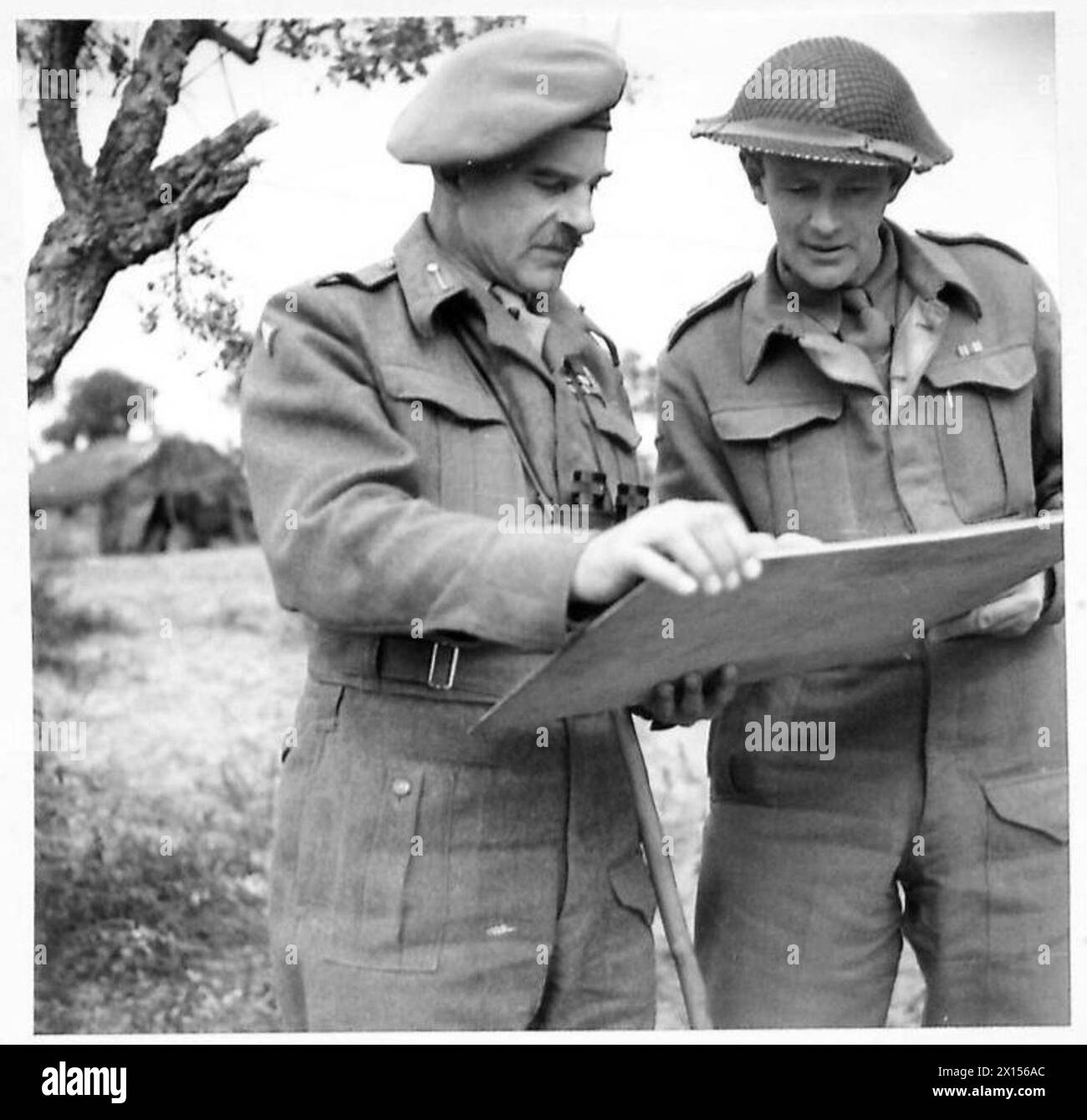 Generalmajor W.R.C. Penney kommandiert die 1. Division am Anzio-Brückenkopf und beruft sich mit seinem Chief Staff Officer. Stockfoto