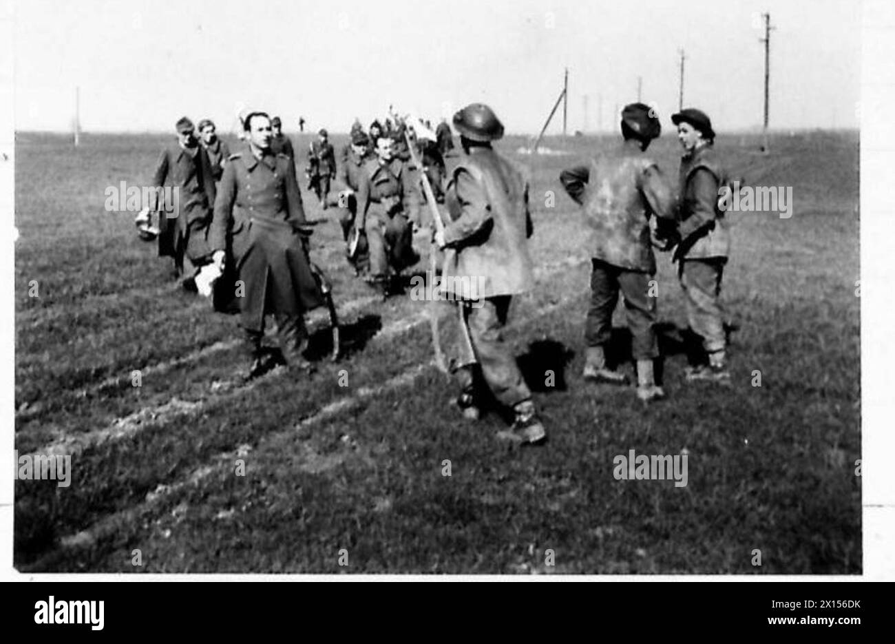 Das 12. KORPS ÜBERQUERT DEN RHEIN - deutsche Gefangene, die ihre Waffen und ihre Ausrüstung wegwarfen und mit weißen Fahnen auf die Briten zuliefen britische Armee, 21. Armeegruppe Stockfoto