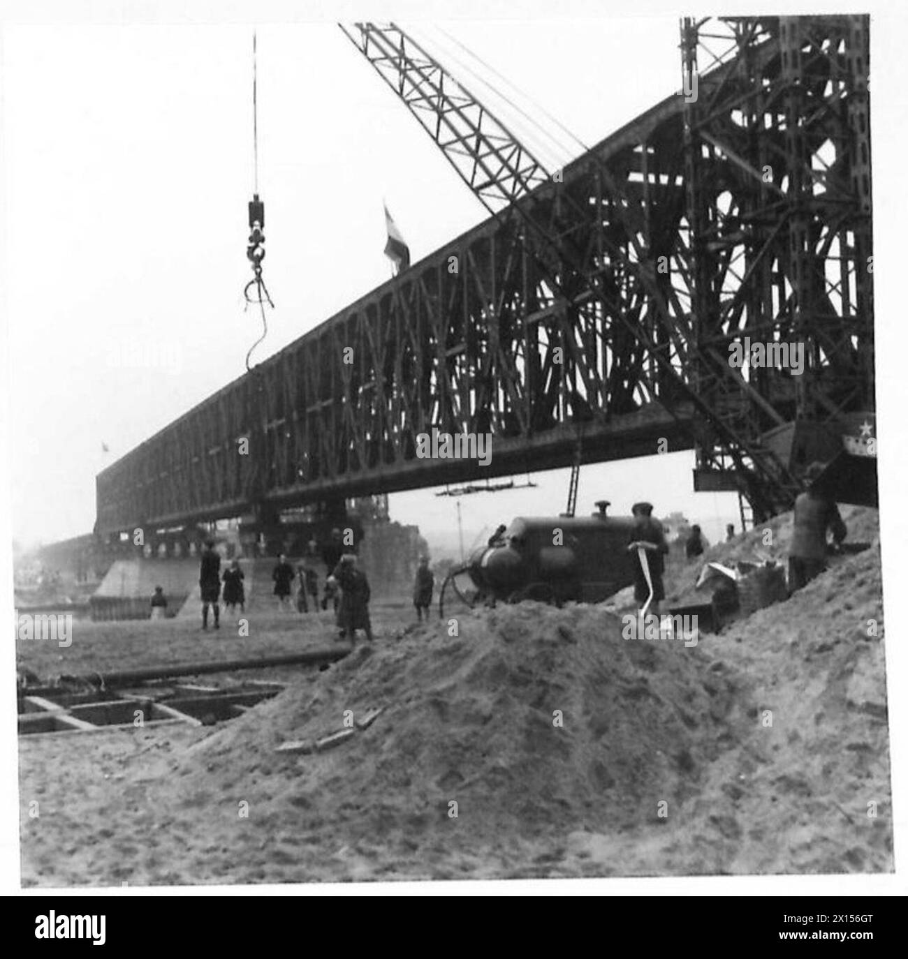Die Deventer-Brücke über den Fluss Ijssel ist in allgemeinen Ansichten dargestellt, die den Maschinenbetrieb und die Infrastruktur der britischen Armee des Rheins veranschaulichen. Stockfoto