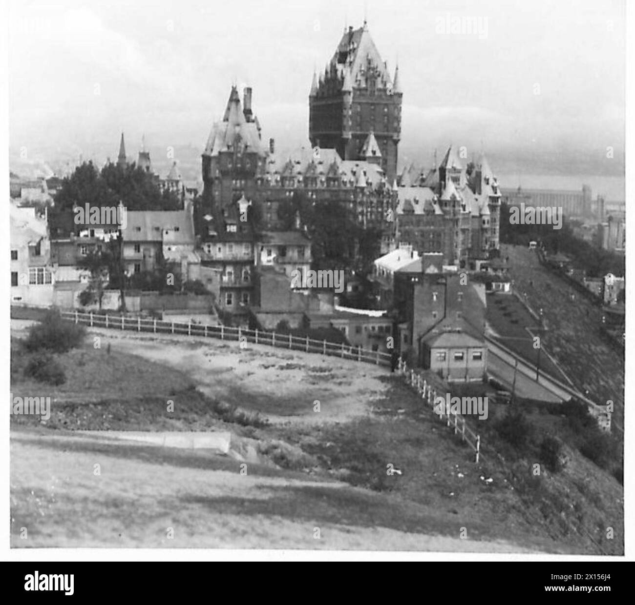 Winston Churchill und Präsident Roosevelt bleiben während der Konferenz im Chateau Frontenac, die von der britischen Armee dokumentiert wurde, in der Zitadelle in Quebec. Stockfoto