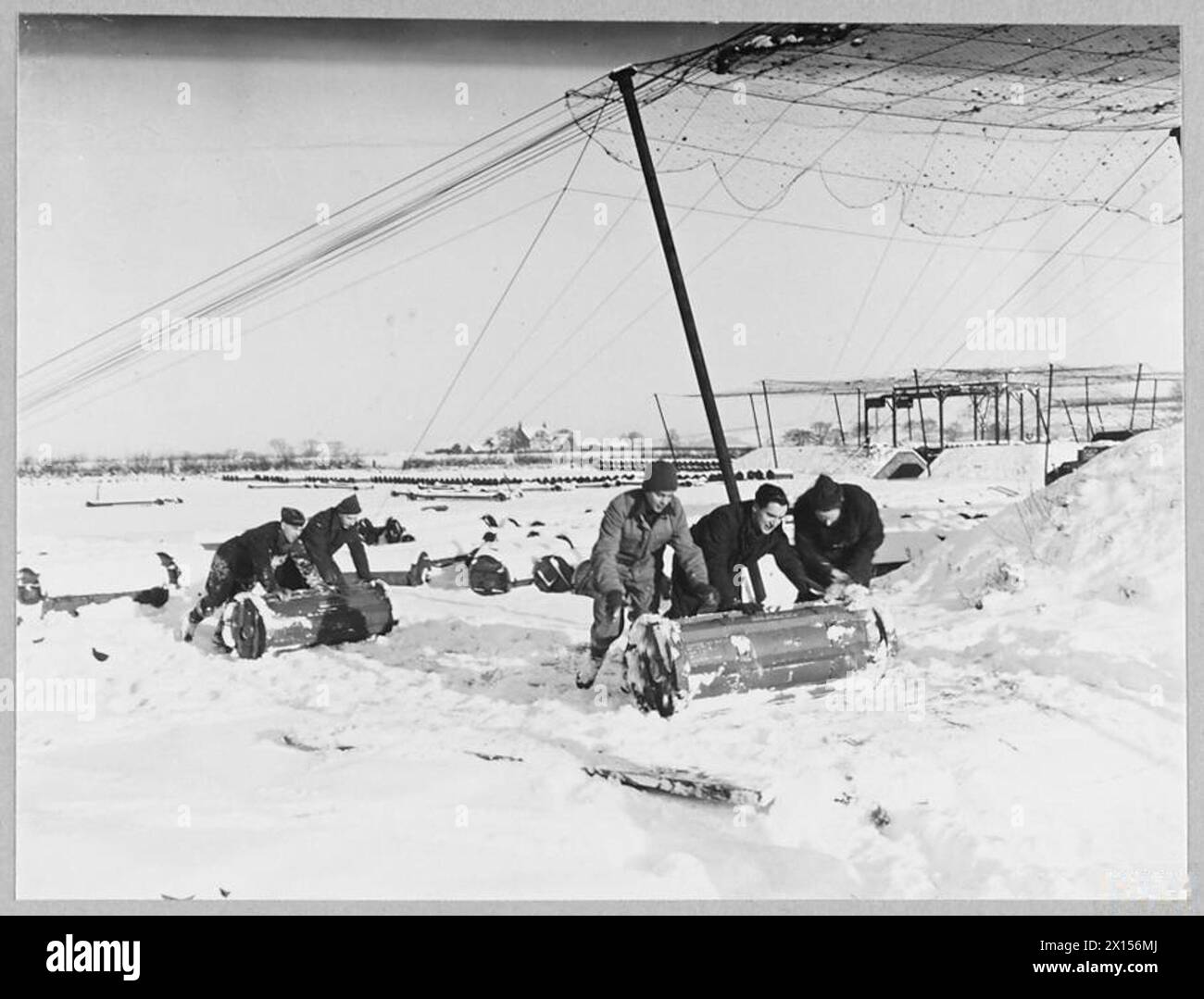 Die Bodenbesatzungen des RAF Bomber Command arbeiteten 1945 in einer Bomberstation in Halifax und bereiteten Brandhaufen für operative Missionen vor. Stockfoto