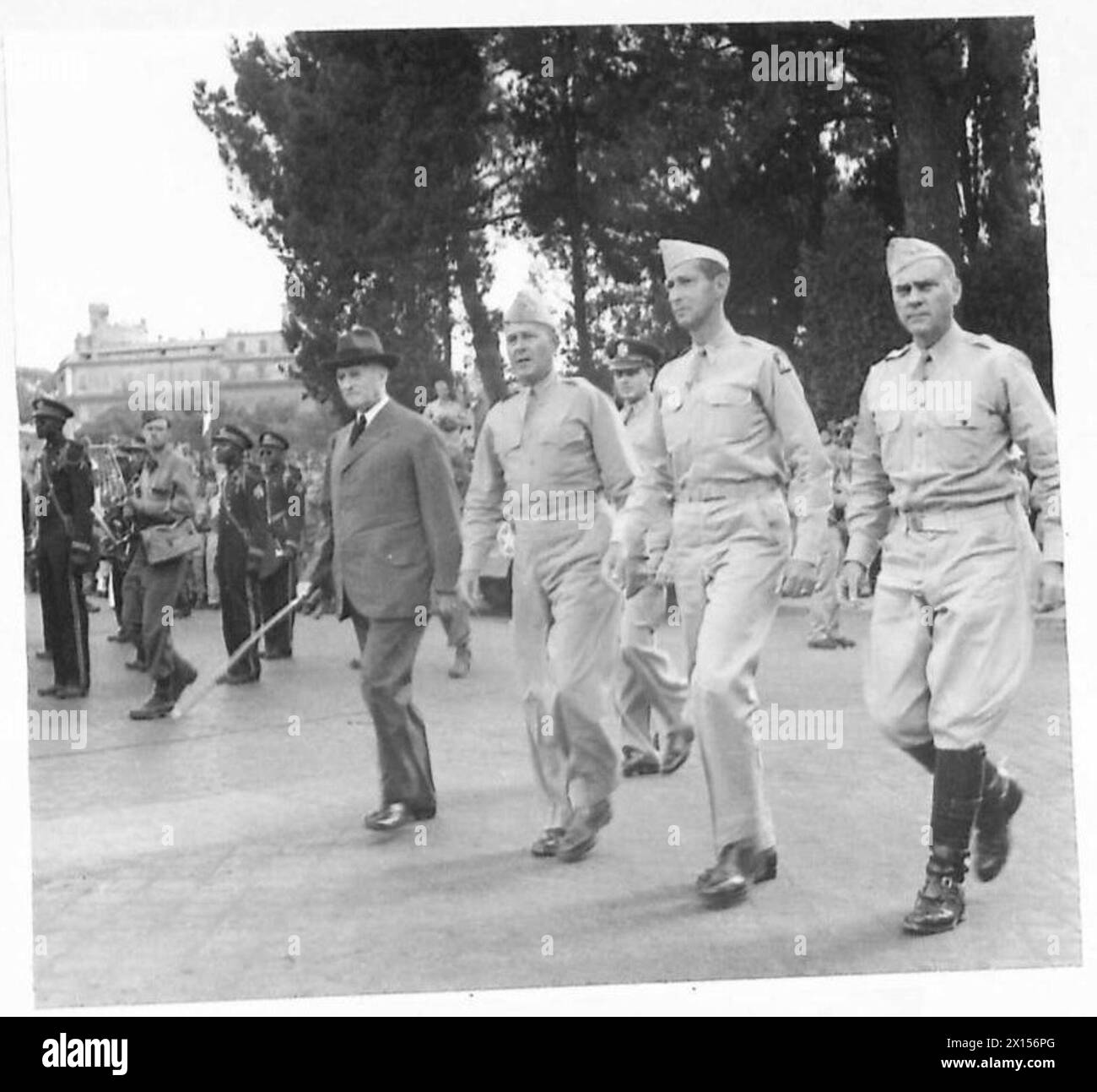 Amerikanische Beamte wie Henry L. Stimson, General Devers, General Mark Clark und Major General Harry H. Johnson kommen nach Rom, um den Unabhängigkeitstag zu feiern. Stockfoto