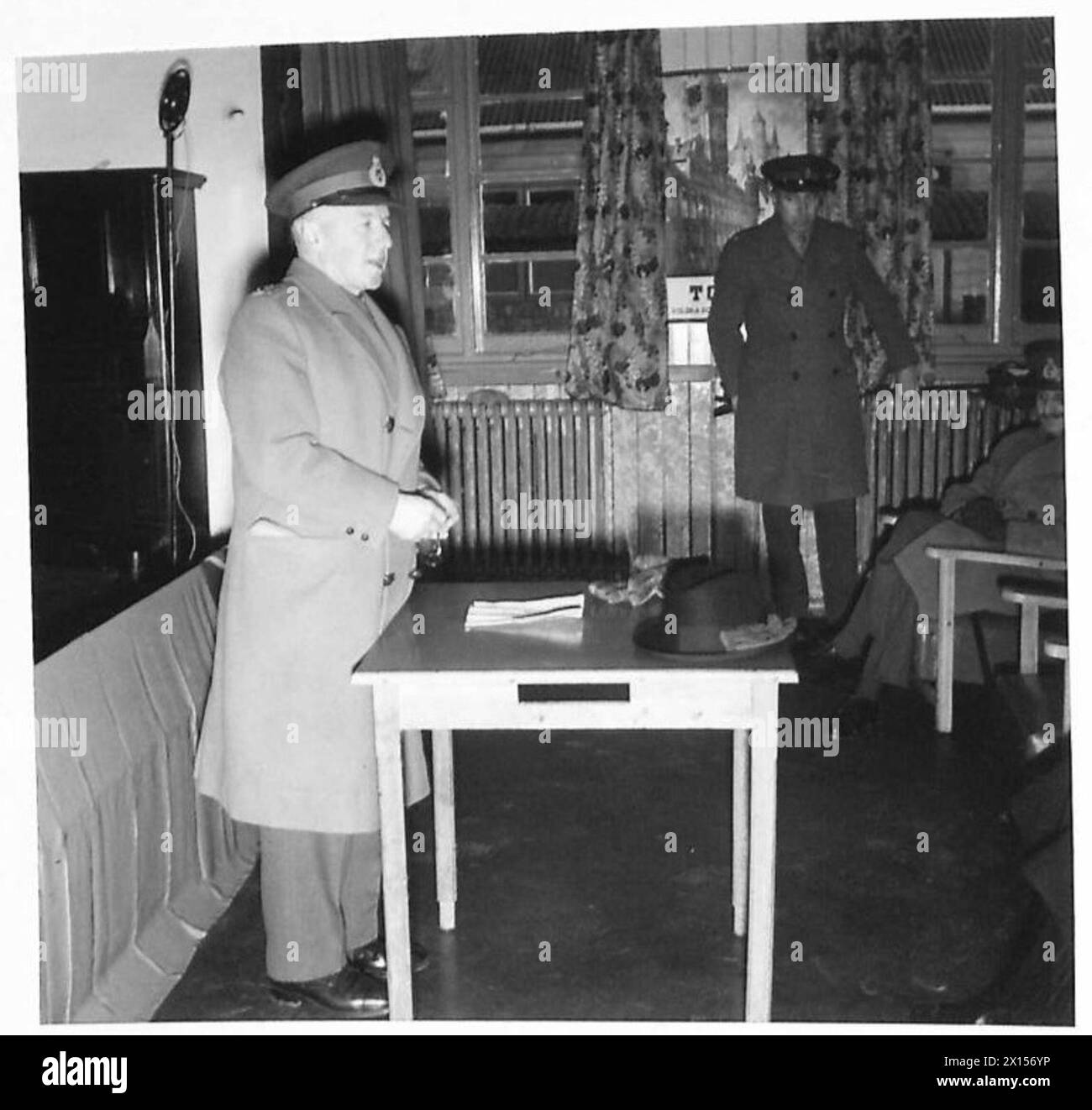 General Frederick Pile von der britischen Armee spricht während eines Besuchs von Präsident Raczkiewicz in Begleitung des britischen Botschafters Owen O’Malley mit einer schweren gemischten AA-Batterie in Schottland. Stockfoto