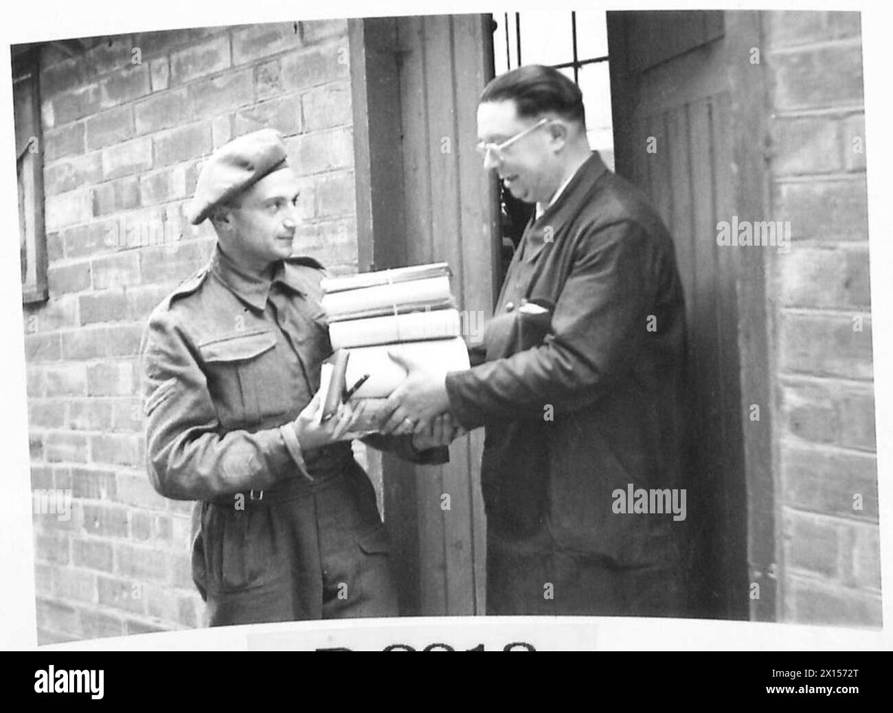 "LA VOIX DES ALLIES", Eine TAGESZEITUNG FÜR DAS VOLK DER NORMANDIE, CPL. Pollitt aus Warcop, Westmoreland, sammelt Kopien von "La Voix des ALLIES", die an verschiedene Distrikte der britischen Armee der Befreiten Normandie, 21. Armeegruppe, verteilt werden Stockfoto