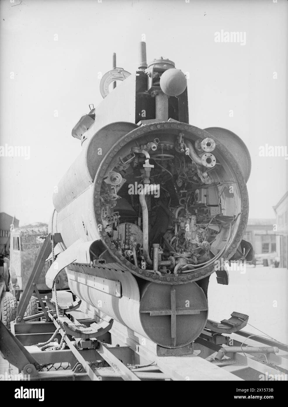 Am 25. Mai 1945 inspizierten britische U-Boot-Offiziere den deutschen Marinestützpunkt in Kiel und Umgebung. Die Inspektion umfasste ein zweiköpfiges Zwerg-U-Boot, Seehund, mit Torpedos auf beiden Seiten und einem Kraftstofftank am Boden. Stockfoto