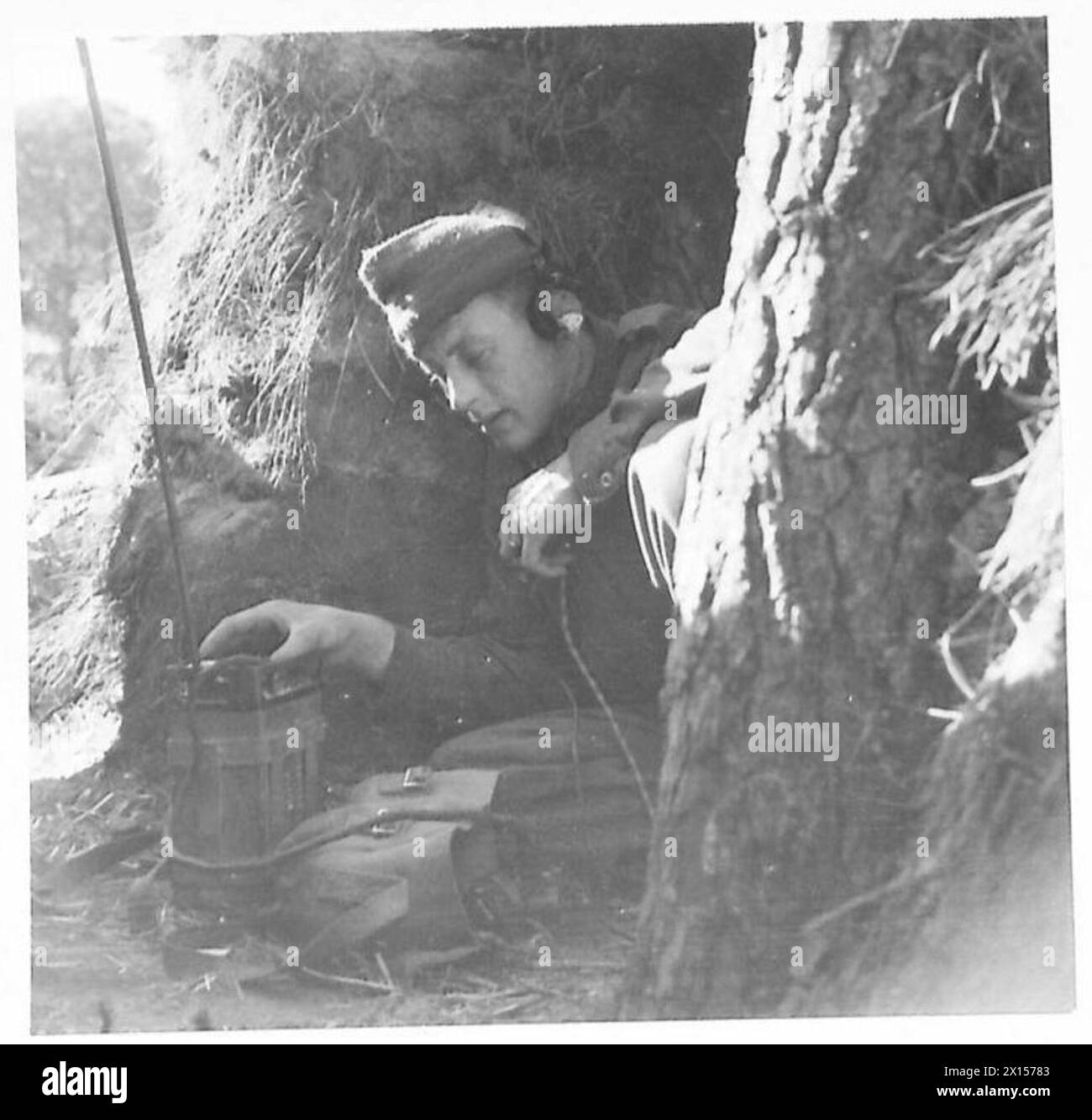 Marine Spencer, ein Signalgeber der Commando Brigade, kommuniziert mit einem vorderen Beobachtungsposten, um das 3-Zoll-Mörserfeuer während der Operationen der Achten Armee zu korrigieren. Stockfoto