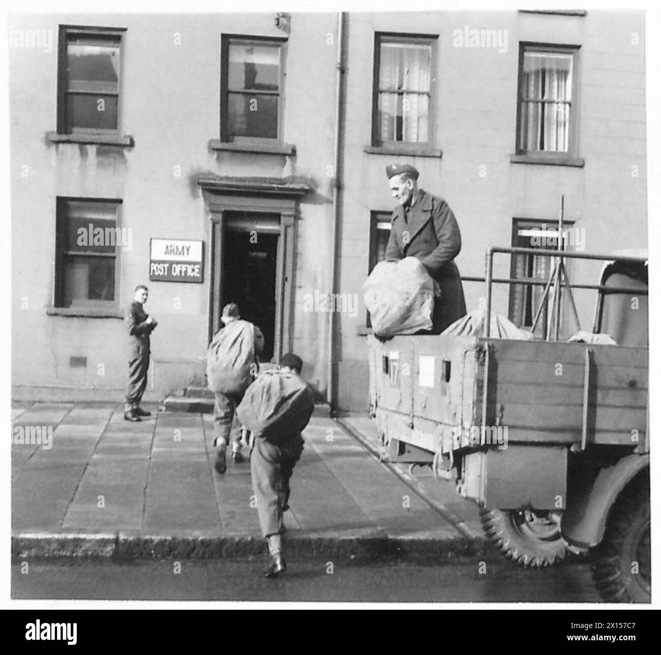 Postsäcke werden von Armeeeinheiten an ein Army Post Office geliefert, wo sie von der britischen Armee sortiert und verteilt werden. Stockfoto