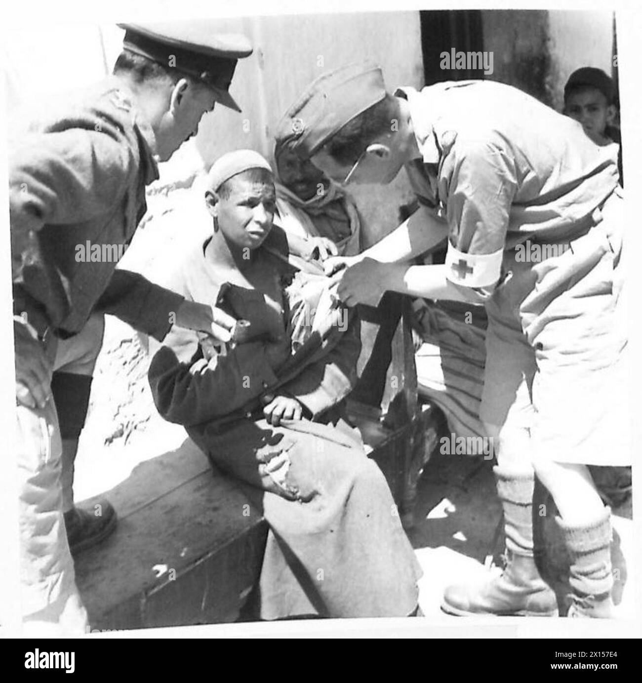 Colonel Donnelly und Major White untersuchen ein arabisches Individuum auf Läuse und stellen fest, dass viele der lokalen Bevölkerung sie während der Operationen der britischen Armee tragen. Stockfoto