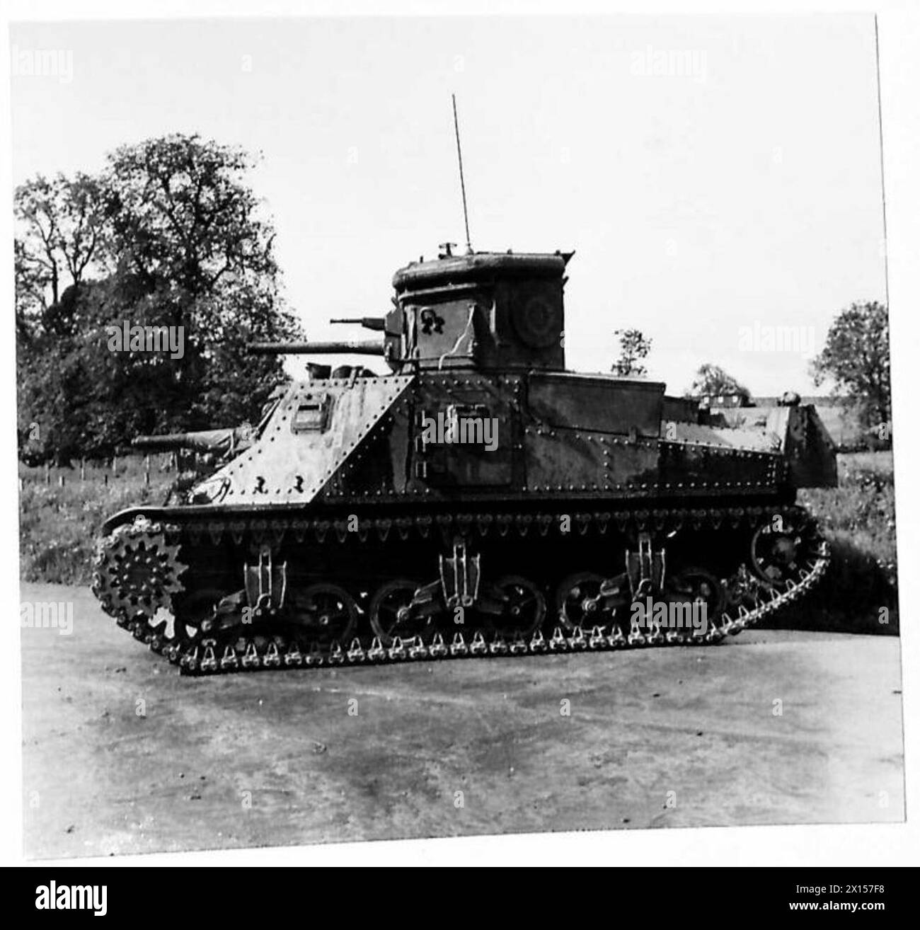 Eine Serie von Fotografien zeigt Grant C.D.L. Panzer, die mit Kanalverteidigungslichtern ausgestattet sind, die sowohl getarnt als auch nicht getarnt sind und von Personal der britischen Armee betrieben werden. Stockfoto