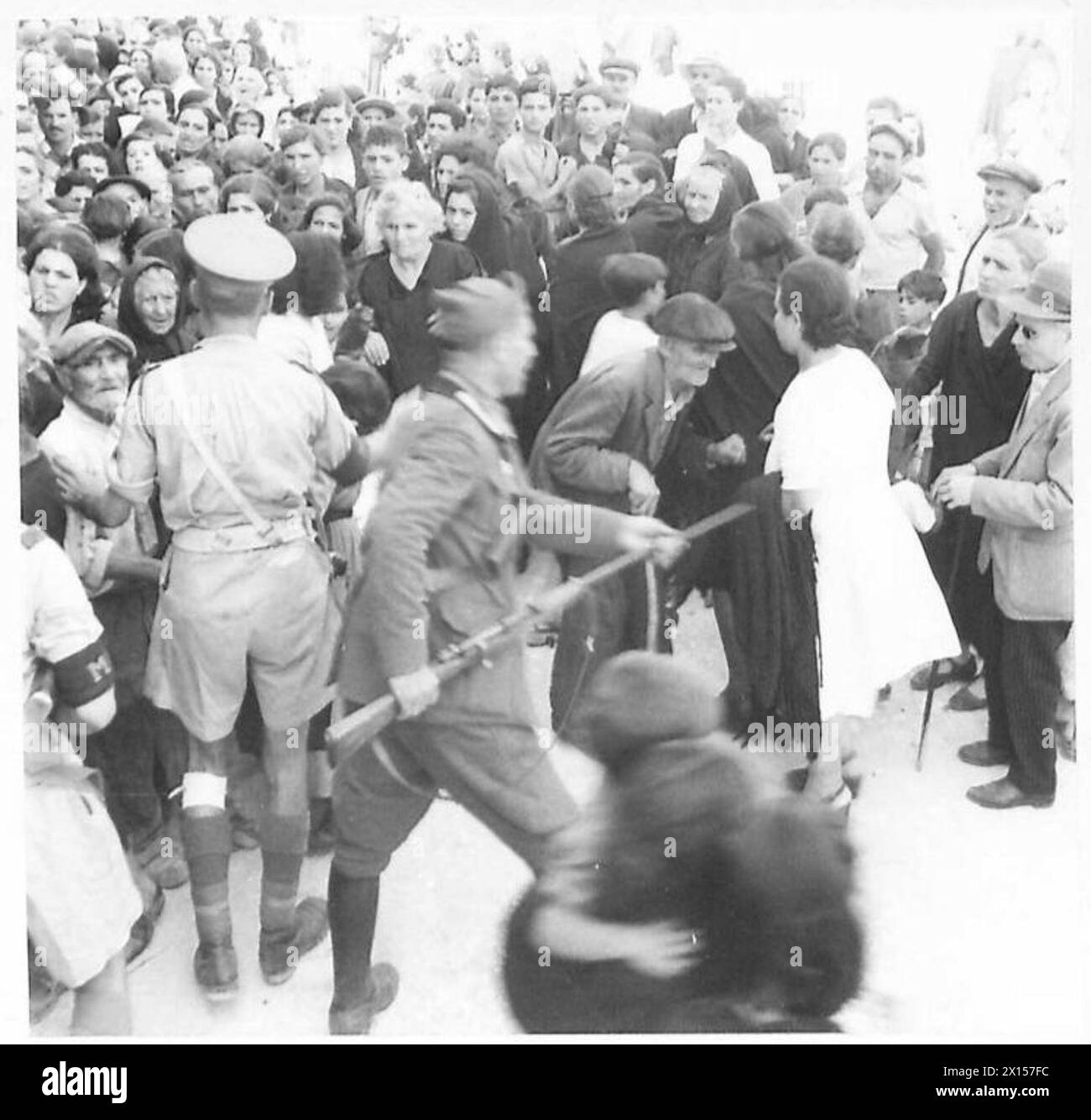 INVASION VON SIZILIEN - als die Zeit für die Eröffnung der Bäckerei nahte, begann die Menge aus dem Ruder zu geraten und musste die britische Armee zurückhalten Stockfoto