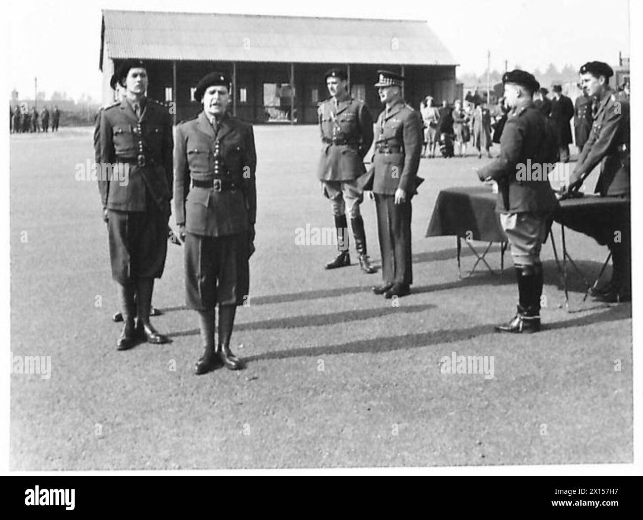 HRH der Duke of Gloucester präsentierte Wimpel an Truppenführer der Scots Guards, demonstrierte zeremonielle Pflichten und Anerkennung. Stockfoto