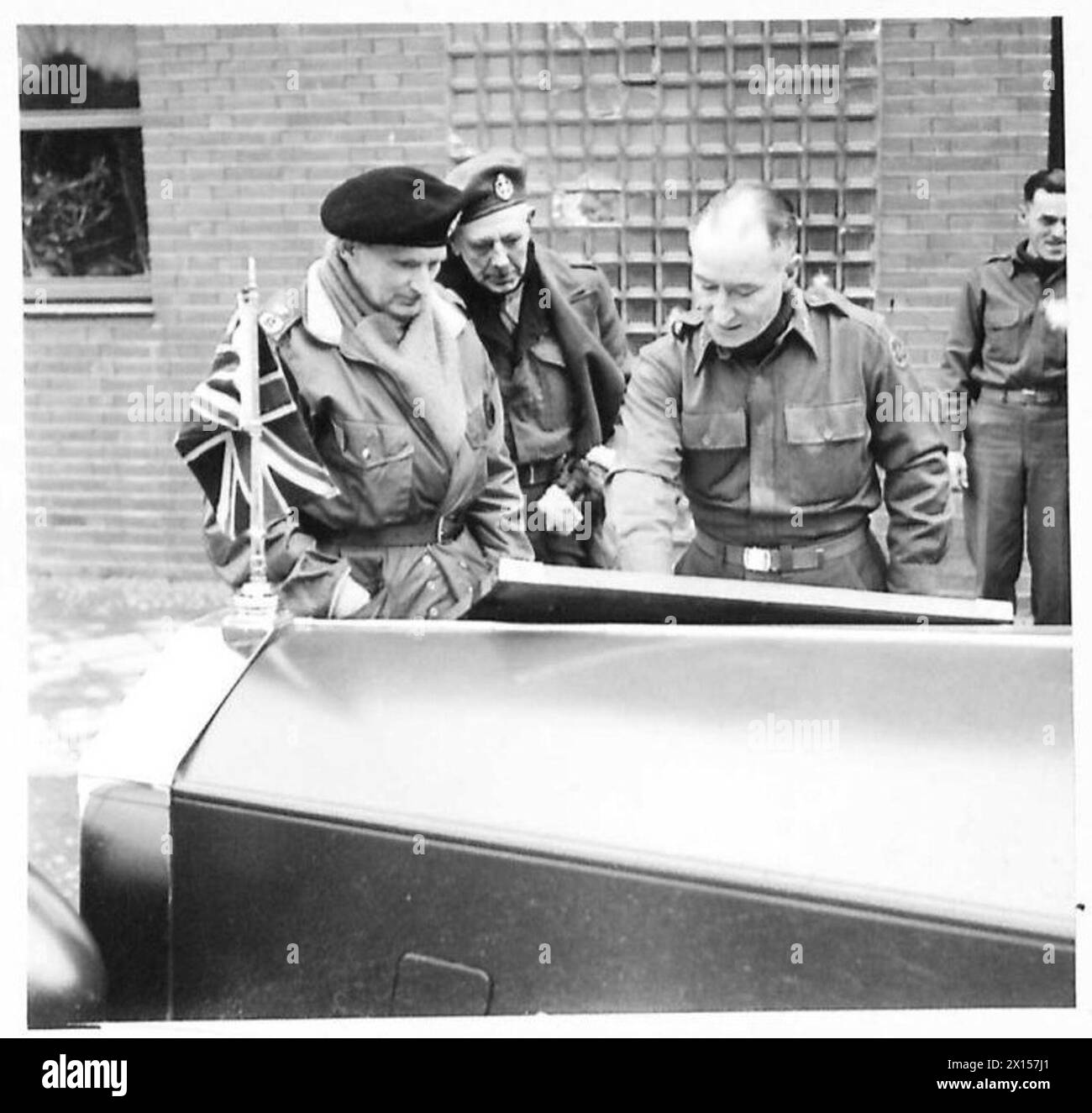 Feldmarschall Montgomery und Generalmajor Gillem vom 13. Korps, 9. US-Armee, studieren eine Karte, die die neuesten Positionen im Hauptquartier zeigt, während einer Tour durch die Westfront in Deutschland unter der Aufsicht der britischen Armee, der 21. Army Group. Stockfoto