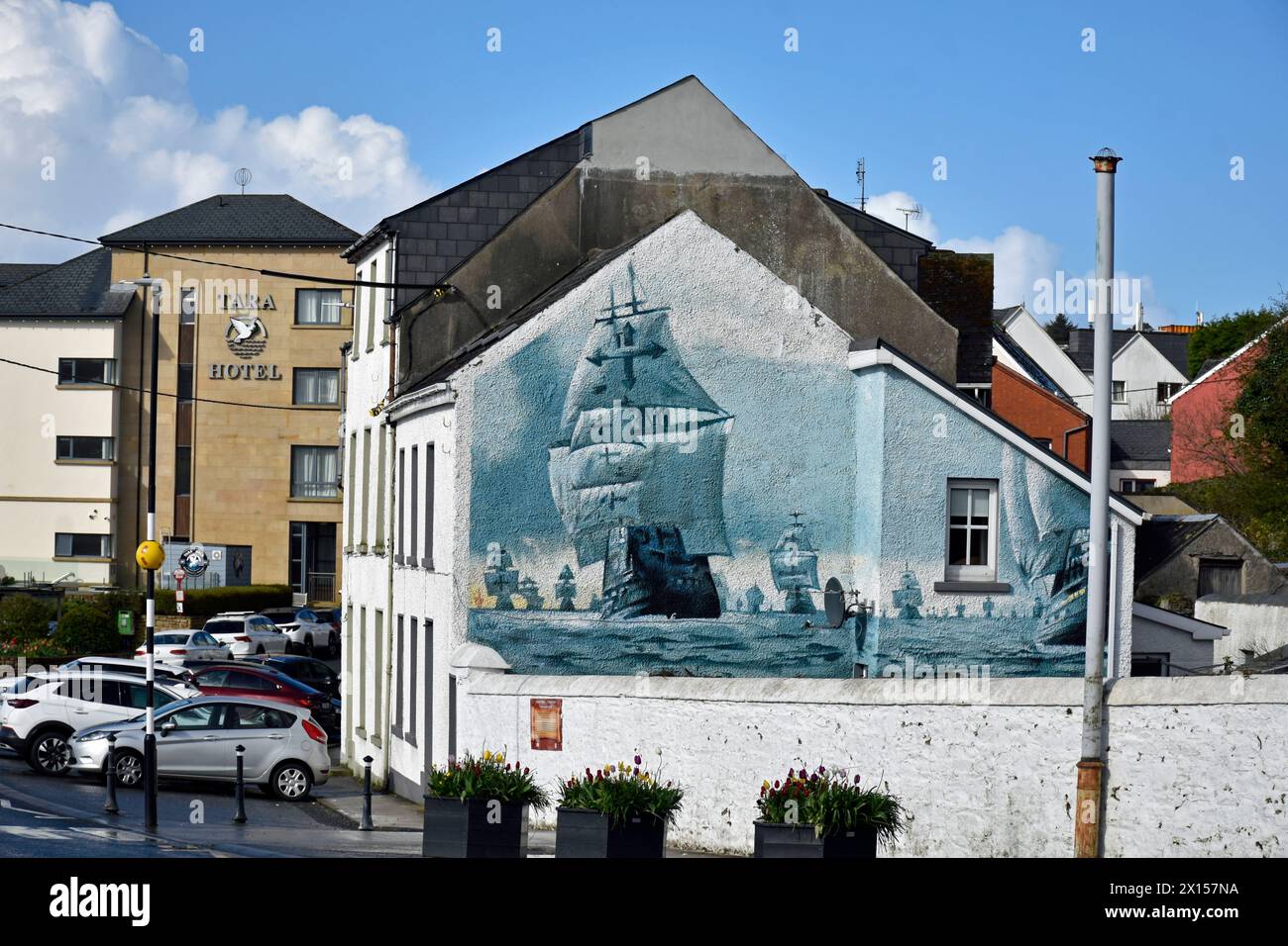 Killybegs, County Donegal, Irland. Das Wandgemälde zeigt Schiffe der spanischen Armada, die an der Küste Westiriens zerstört wurden Stockfoto