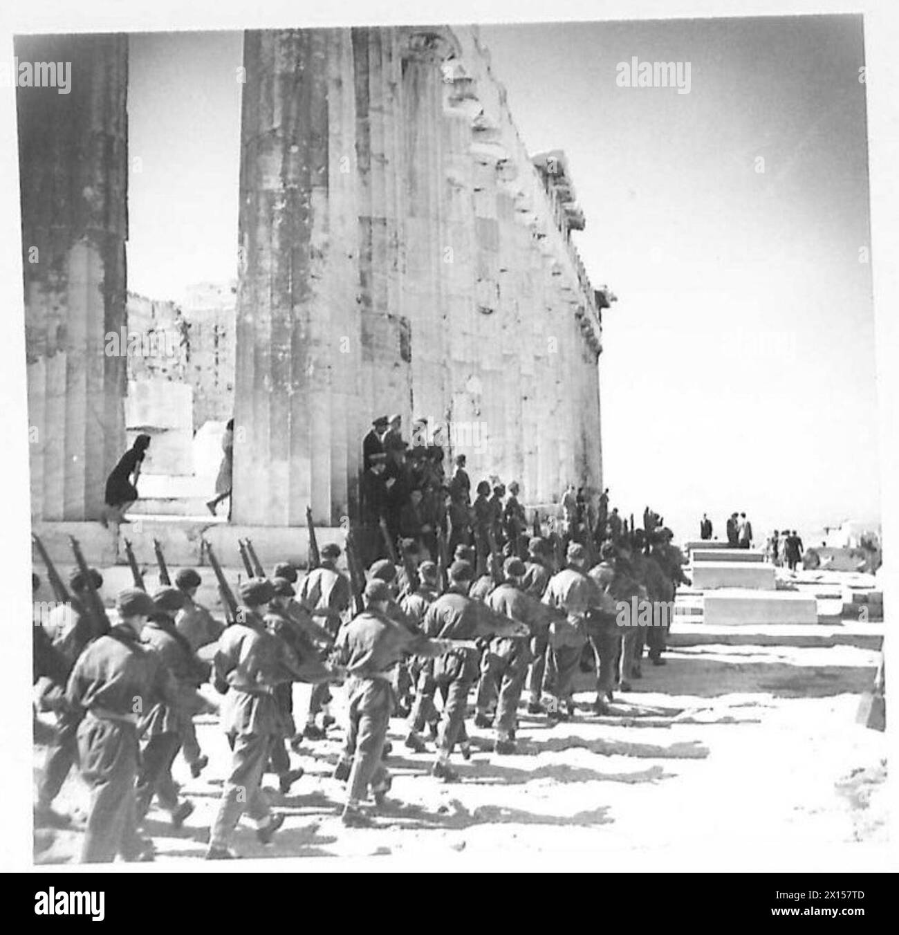 Britische Fallschirmjäger marschieren nach einer Flaggenhisserei, die die Rückkehr der griechischen Regierung nach Athen markiert. Stockfoto