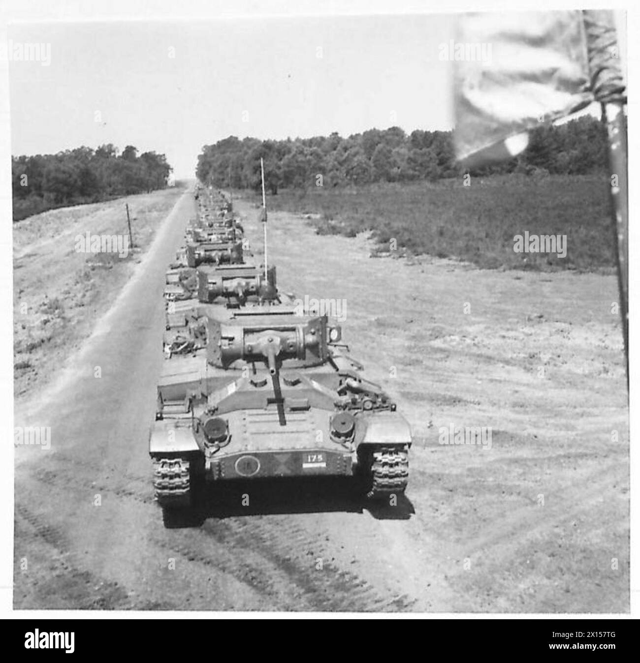 Die Panzer rücken während einer Übung der britischen Armee vor und zeigen die Bewegung und die Flagge des Panzers des Squadron Leaders. Stockfoto