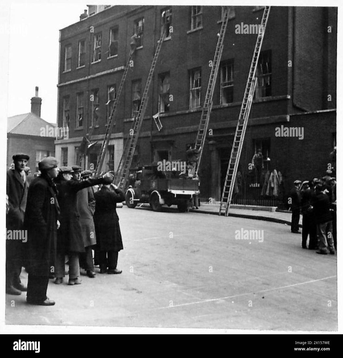 NO.10 DOWNING STREET WURDE WÄHREND DES RAID BESCHÄDIGT - eine geschäftige Szene in der Downing Street, als Arbeiter Leitern hochklettern, um die beschädigten Fenster in der No.10 British Army zu reparieren Stockfoto