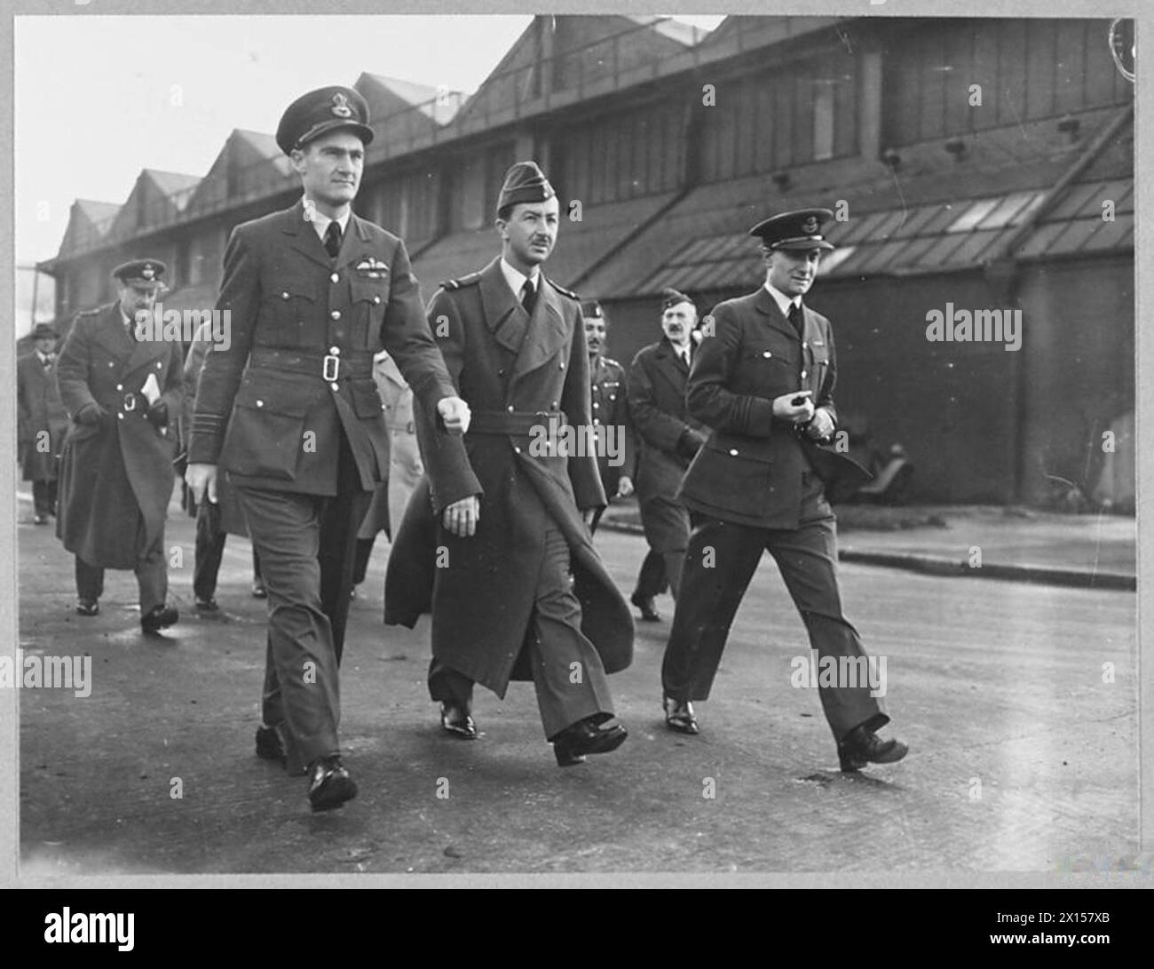 Der Regent of Iraq besucht eine R.A.F. Fighter Station in Großbritannien mit dem Wing Commander F.D.S. Scott-Maiden und dem Squadron Leader D.S. Franze während des Besuchs 1943. Stockfoto