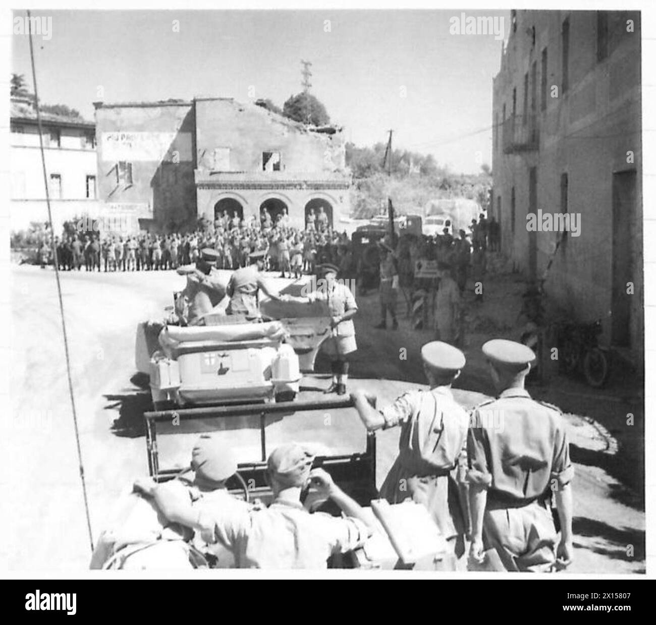 Der König besuchte den Stadtrand von Siena, um britische Offiziere der 8. Armee zu treffen, um militärische Vorkehrungen zu beobachten und mit Personal zu interagieren. Stockfoto