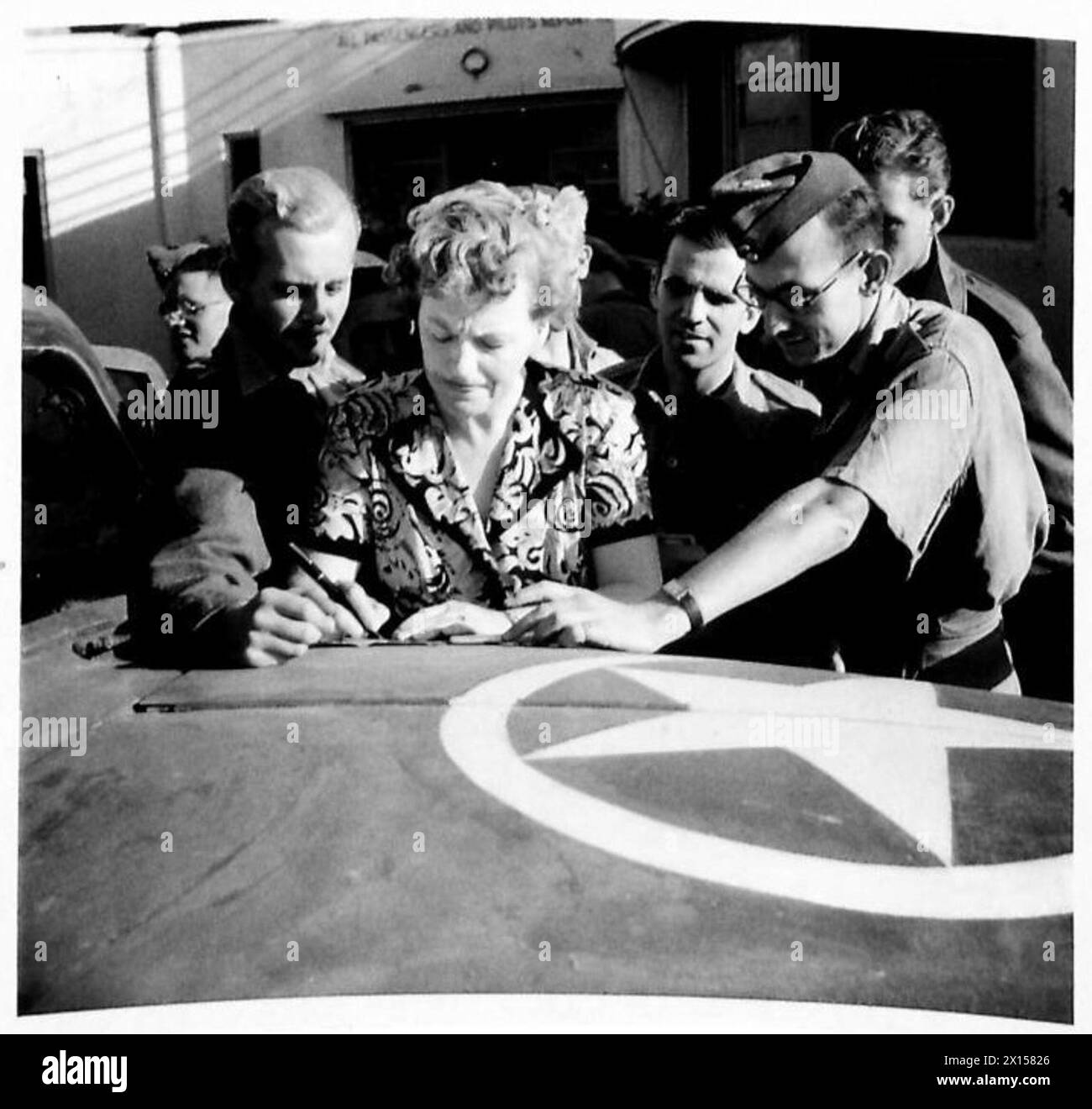 Gracie Fields unterzeichnet französische Banknoten für Soldaten und Flieger auf einem Flugplatz in Nordafrika während des Zweiten Weltkriegs Stockfoto Gracie Fields unterzeichnet französische Banknoten für Soldaten und Flieger auf einem Flugplatz in Nordafrika während des Zweiten Weltkriegs Stockfoto