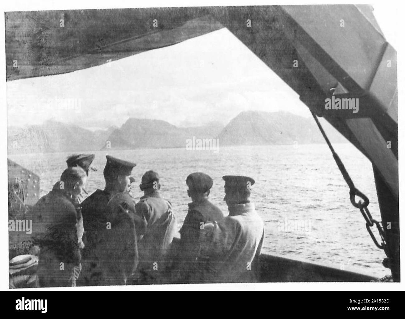 BRITISCHE UND KANADISCHE TRUPPEN IN ISLAND - typische isländische Landschaft von einem Schiff aus gesehen, das die britische Armee an der Nordwestküste umfährt Stockfoto