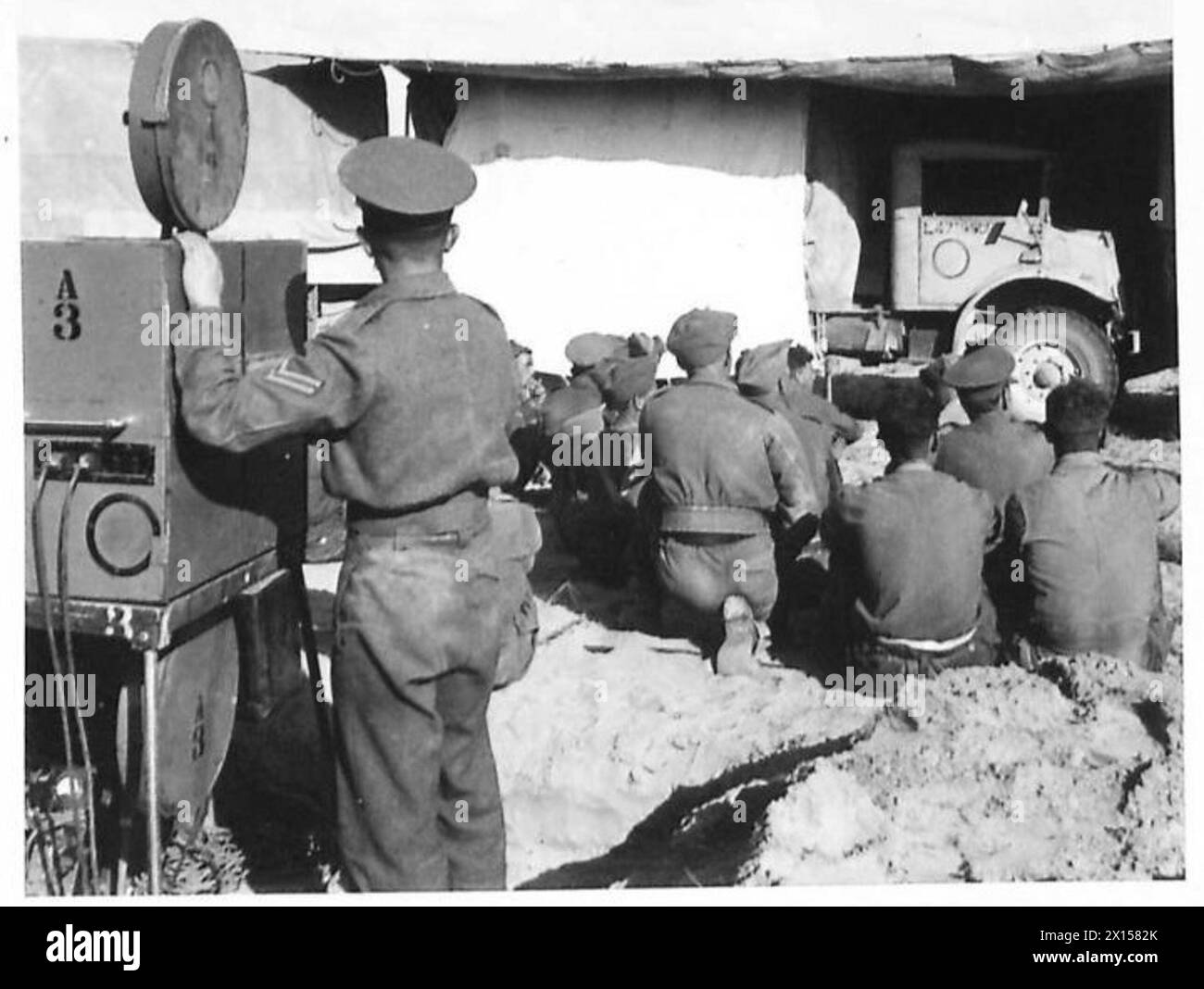 "WÜSTENSIEG" IN DER WÜSTE - im Freilichttheater sitzt das Publikum auf dem Wüstensand, um für eine kurze Zeit ihre Erfahrungen aus der Schlacht von Alamein British Army zu leben Stockfoto