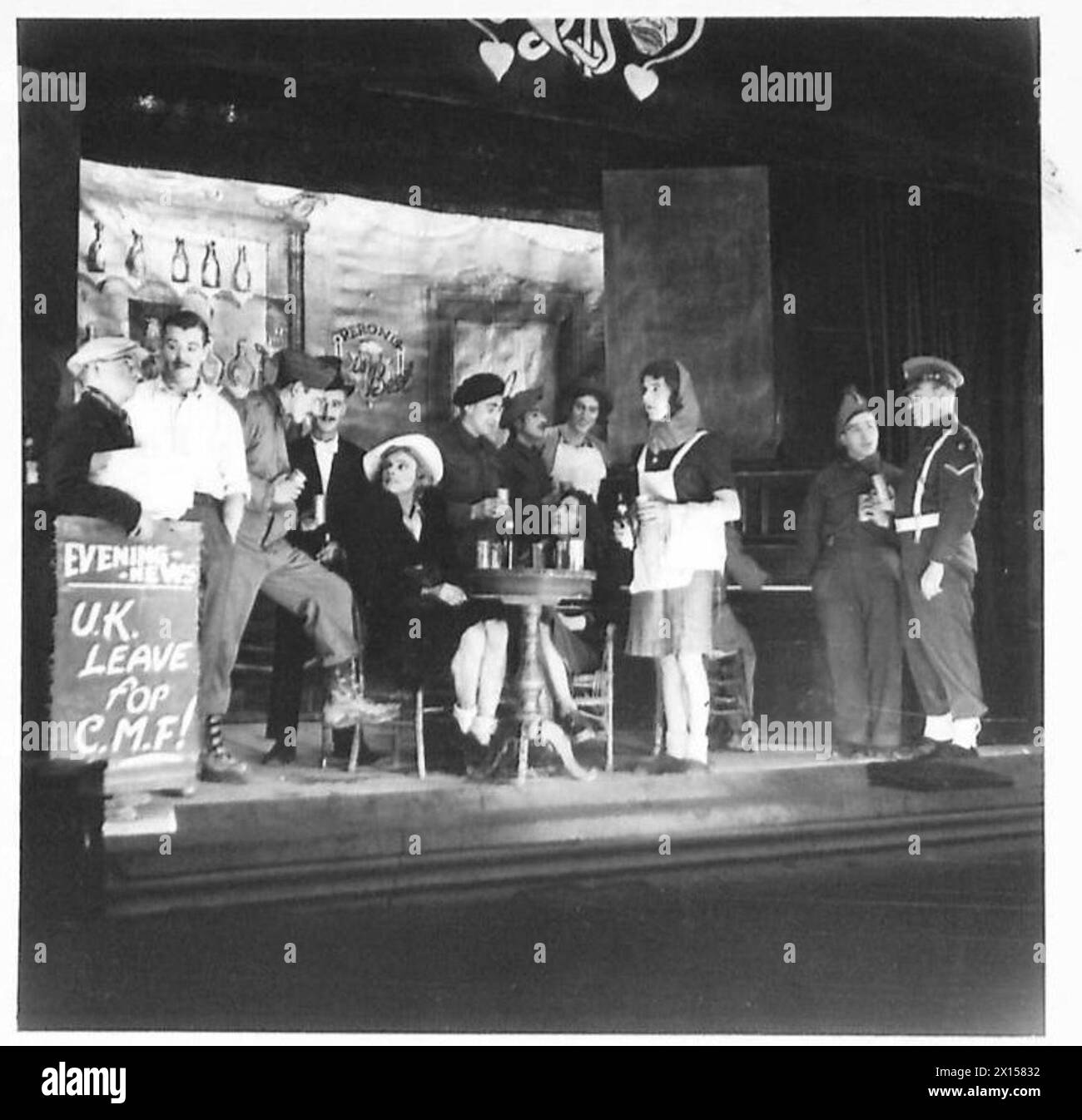 Pantomime-Figuren erscheinen in einer Londoner Pub-Szene mit Soldaten der Battleaxe-Division auf Heimreise und interagieren mit Zivilisten und Performern im Kontext der britischen Armee. Stockfoto Pantomime-Figuren erscheinen in einer Londoner Pub-Szene mit Soldaten der Battleaxe-Division auf Heimreise und interagieren mit Zivilisten und Performern im Kontext der britischen Armee. Stockfoto