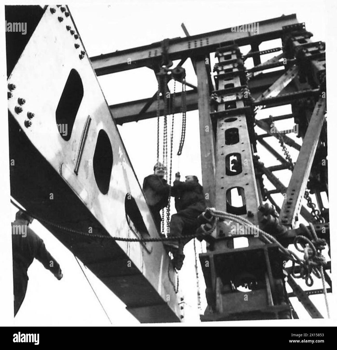 Die Ingenieure führen das Heben der Grasshopper-Strecke von der Hauptbrücke als Teil eines militärischen Ingenieurauftrags durch Stockfoto Die Ingenieure führen das Heben der Grasshopper-Strecke von der Hauptbrücke als Teil eines militärischen Ingenieurauftrags durch Stockfoto