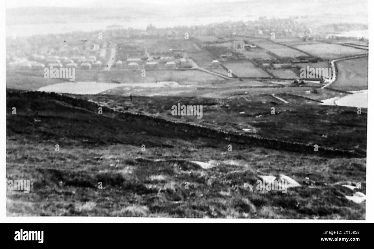 Ein Blick auf Lerwick auf den Shetlandinseln, der militärische Präsenz und Umgebung zeigt. Stockfoto