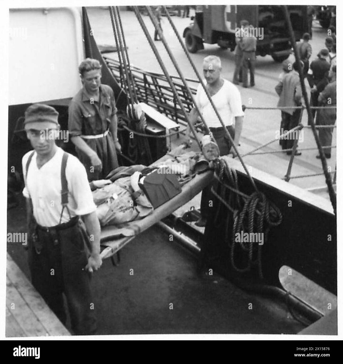 An Bord des Schiffes Ronnskar wird ein Koffer geladen, auf dem deutsche Gefangene während des Transports von Belsen nach Schweden tragen. Stockfoto