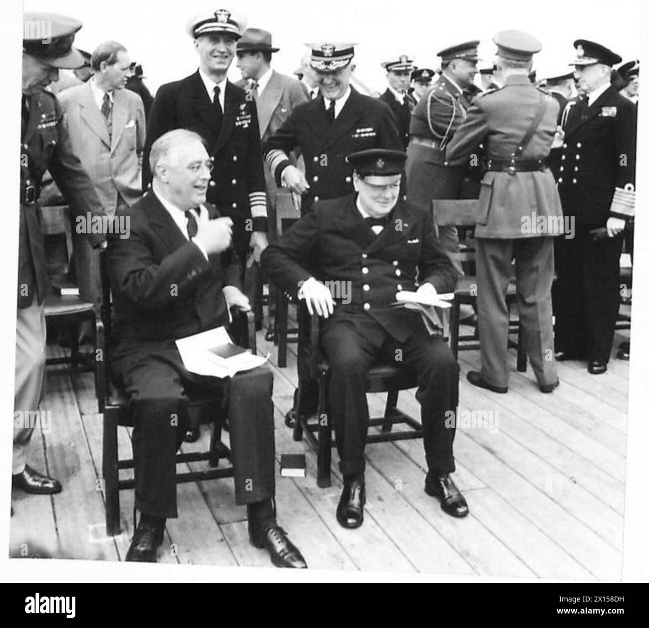 Präsident Franklin D. Roosevelt und Premierminister Winston Churchill treffen sich auf dem Vierteldeck der HMS Prince of Wales nach einem Gottesdienst. Stockfoto