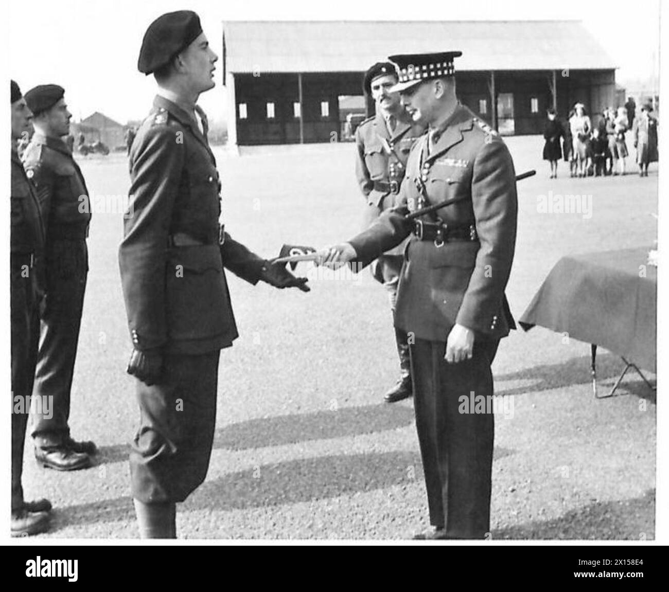 HRH DER DUKE OF GLOUCESTER BESUCHT SCHOTTISCHE WACHEN - der Duke of Gloucester stellt den Truppenführern der Britischen Armee Wimpel vor Stockfoto