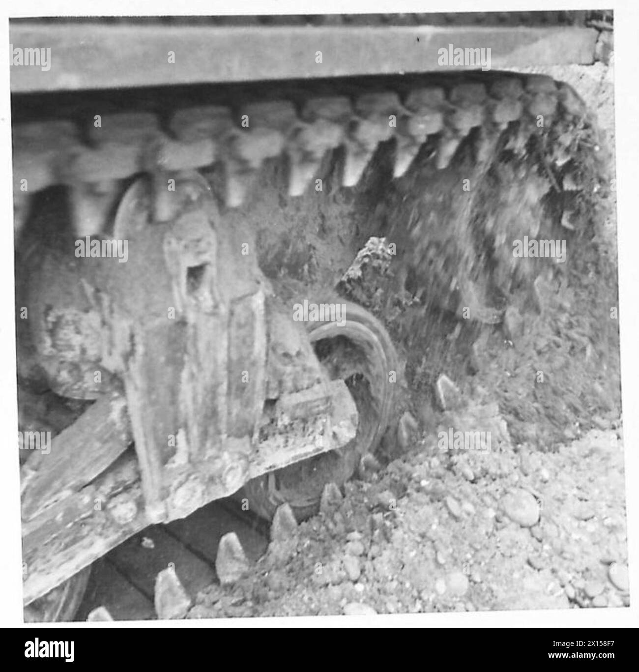 Militärangehörige führen Experimente und Tests an Tanks durch, um Leistung, Handhabung und Einsatzfähigkeit zu bewerten. Stockfoto