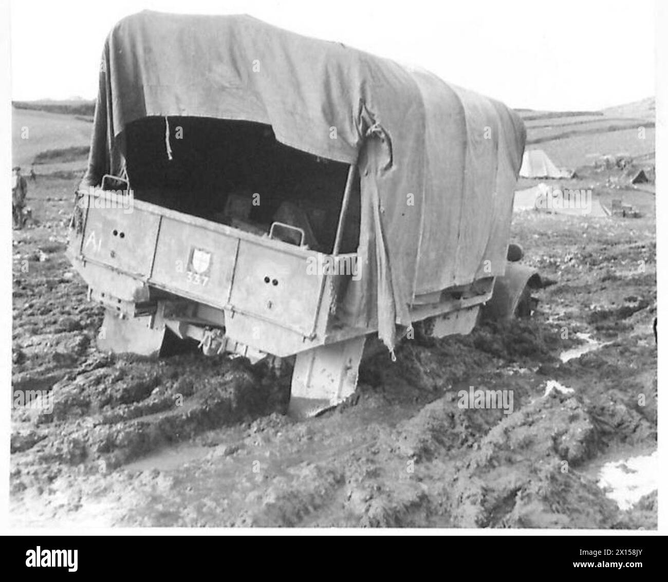 Ein Wagen der britischen Armee sitzt in Italien im Schlamm fest, was die Transportschwierigkeiten der achten Armee verdeutlicht. Stockfoto