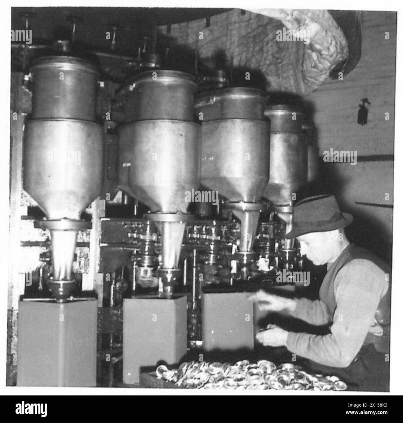 Im Tanklager Base Benzin in Neath werden die Benzindosen über eine Maschine befüllt, verschlossen, versiegelt und mit Eisenbahnwaggons zu den Verteilzentren transportiert. Stockfoto