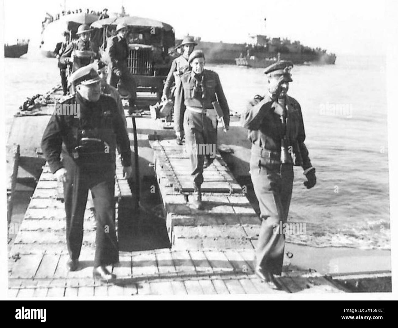 General Alexander, begleitet von Admiral Troubridge, tritt an Land während der Landung der Alliierten südlich von Rom in Italien. Stockfoto