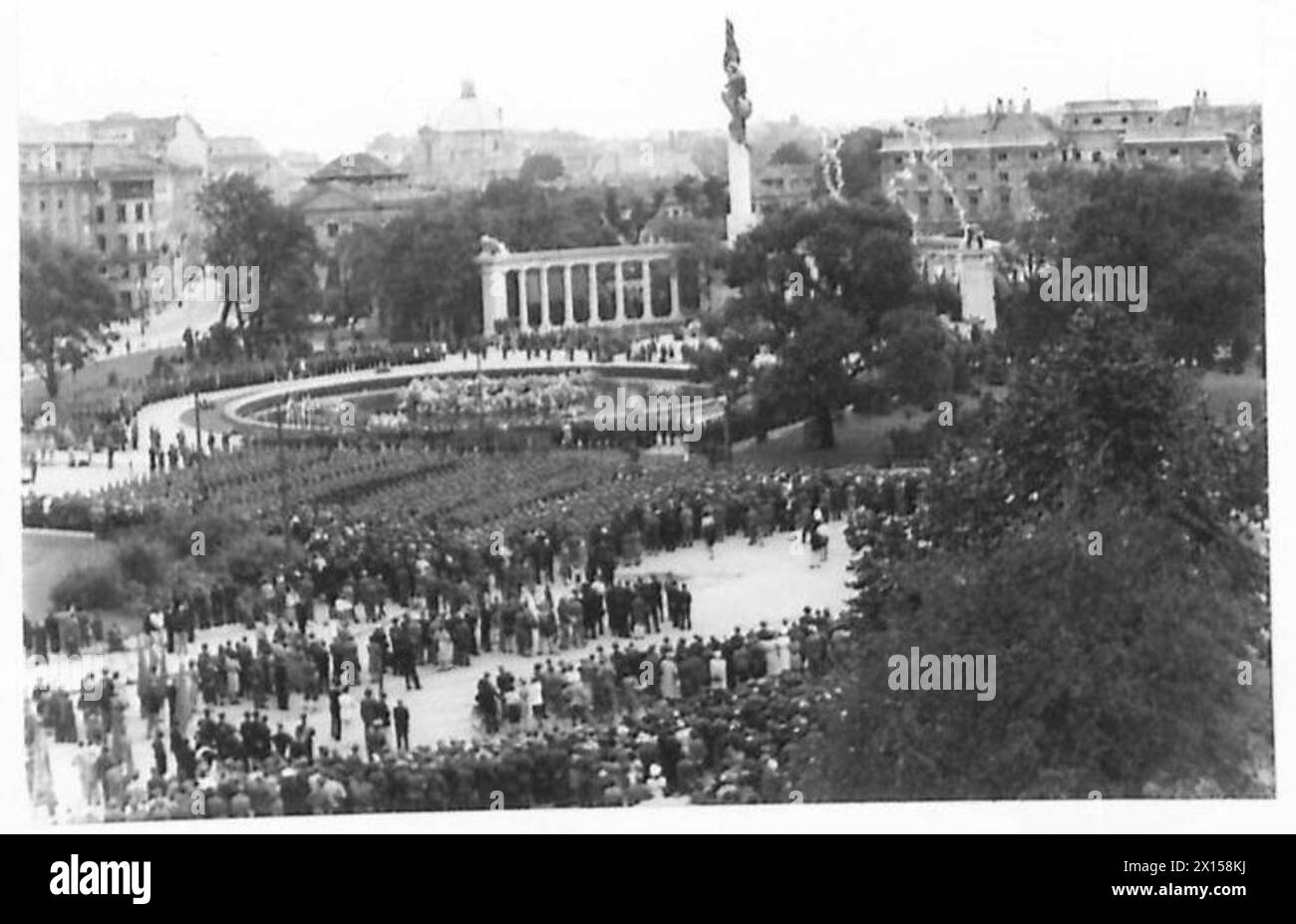Die russische Gedenkstätte in Wien zeigt eine Figur eines russischen Soldaten, während die Rote Flagge während einer Zeremonie der britischen Armee gesenkt wird. Stockfoto