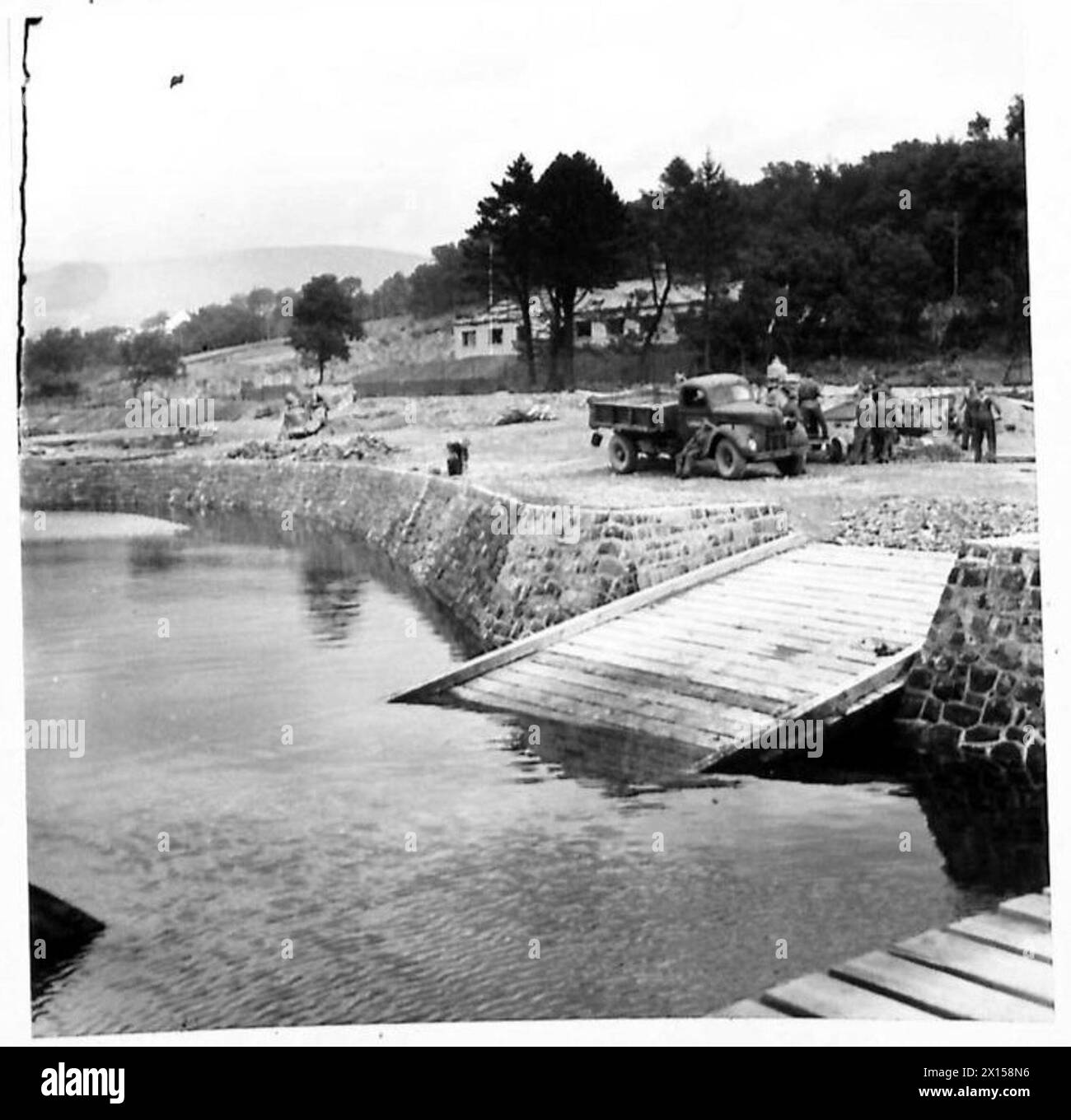 Bau des Militärhafens Nr. 1 in Faslane, Gareloch, unter Beteiligung von Schwermaschinen und Ingenieurteams. Stockfoto