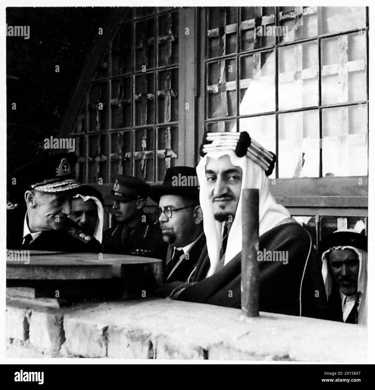 Emir Feisal bin 'Abd al-Aziz und der Saudi-arabische Minister in London, Scheich Hafiz Wahba, mit Vizeadmiral Sir Henry Pridham-Wippell KCB DSO, beobachten Truppen in Dover. Fotografisches negativ, britische Armee. Stockfoto