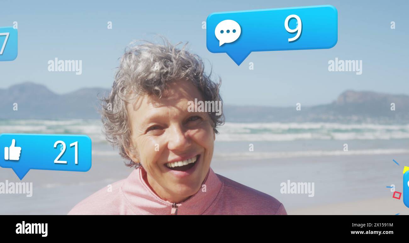 Bild der Datenverarbeitung in sozialen Medien über kaukasische Frau, die am Strand lächelt Stockfoto