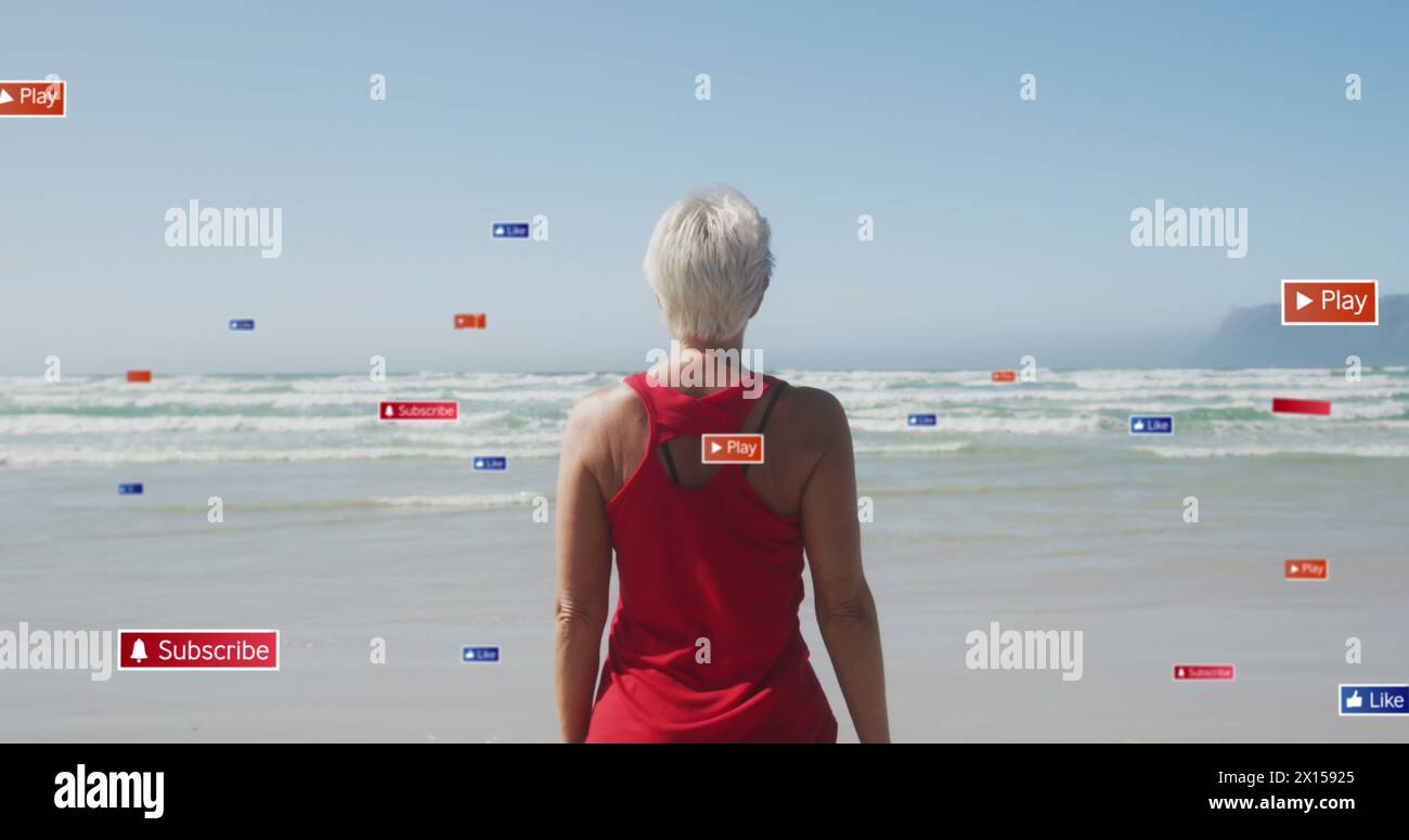 Bild der Datenverarbeitung in sozialen Medien über kaukasische Frauen, die am Strand trainieren Stockfoto