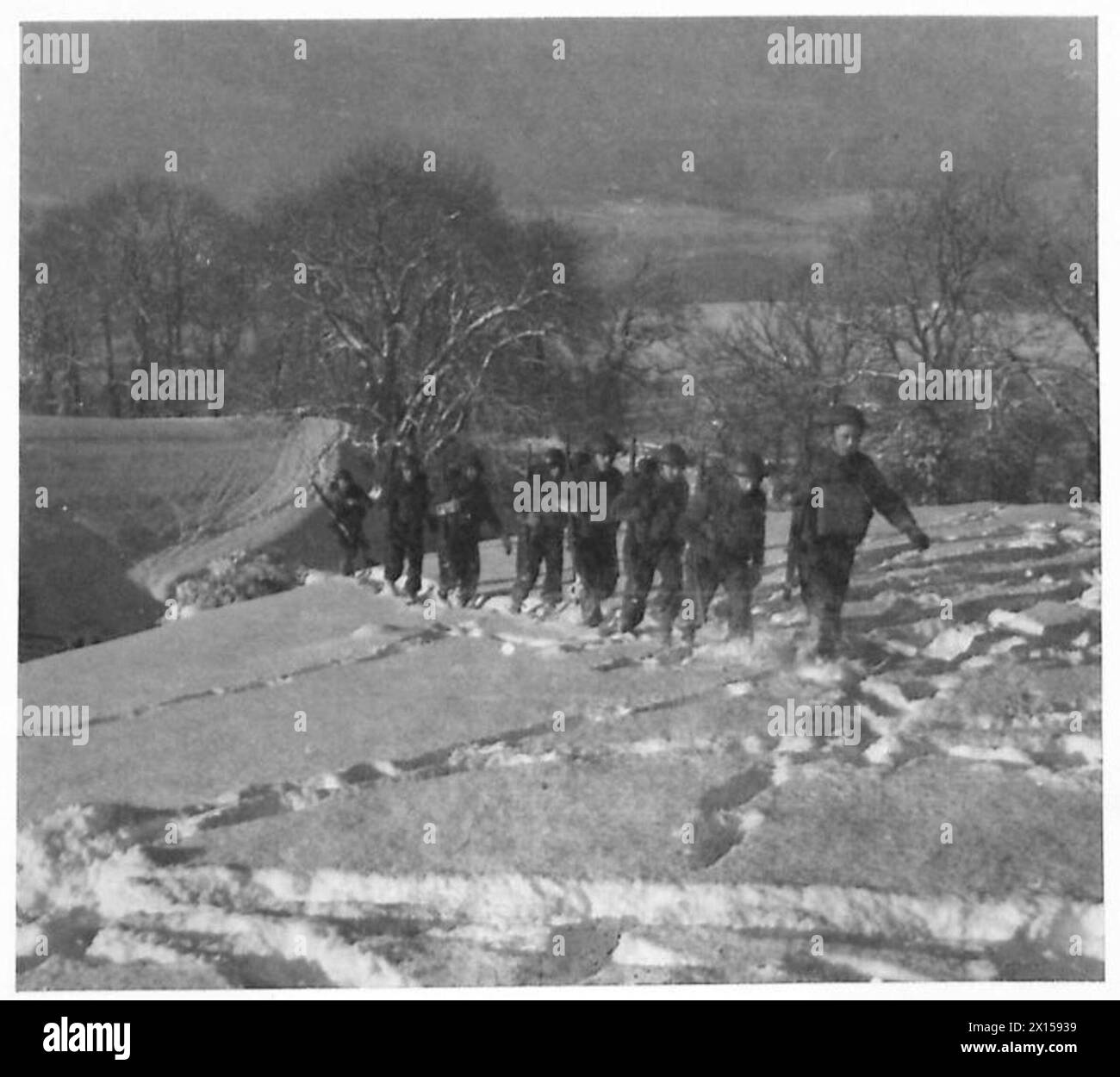 WINTERLICHE UMGEBUNG – Eine Patrouille macht sich ihren Weg über die schneebedeckten Felder der British Army Stockfoto